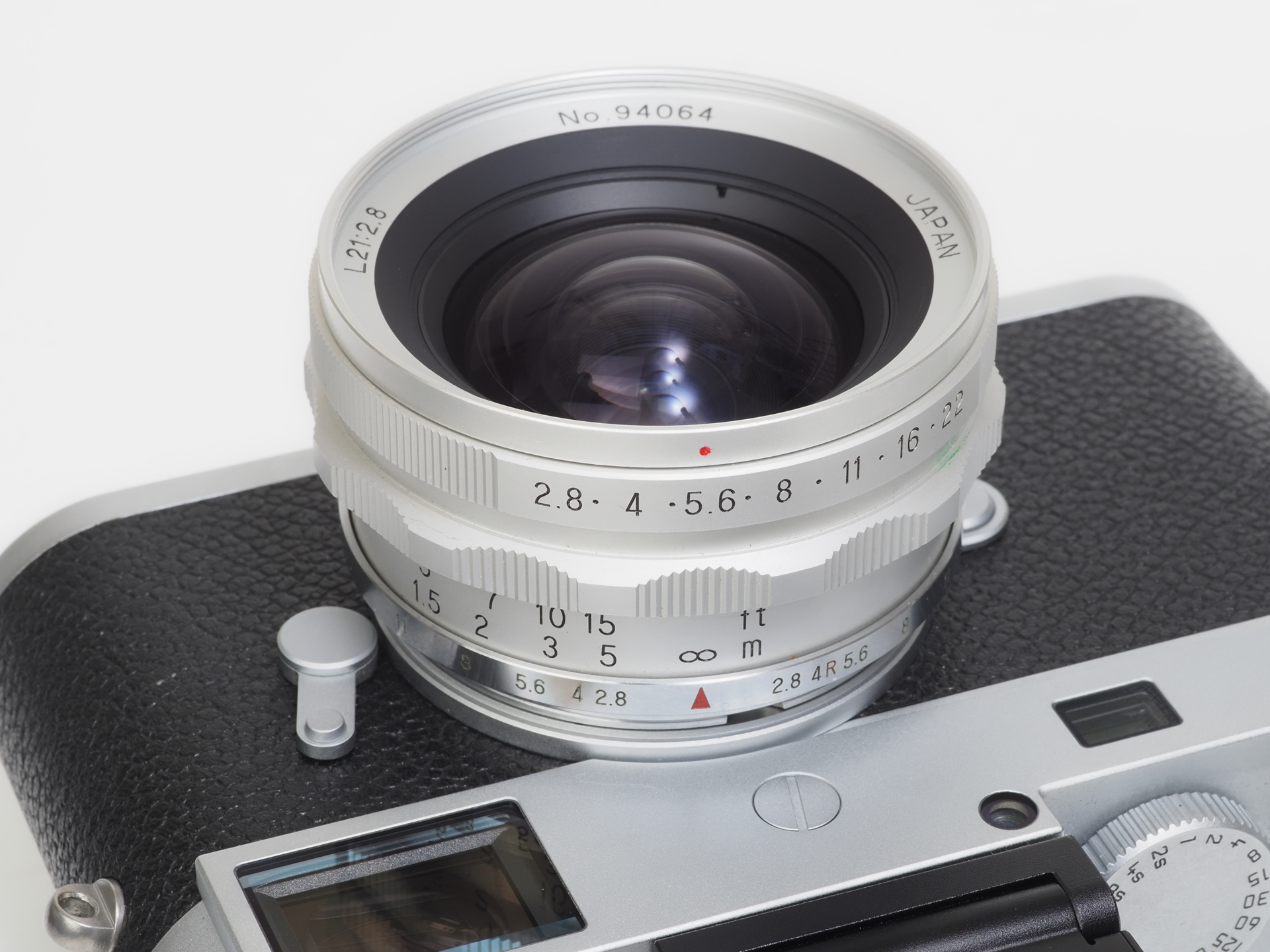 フォーカスリングのローレットは、ニッコールオート20mm F3.5あたりを意識したのでしょうか。窪みが大きく、指かかりはよいのですが、デザイン的には大袈裟な印象です。