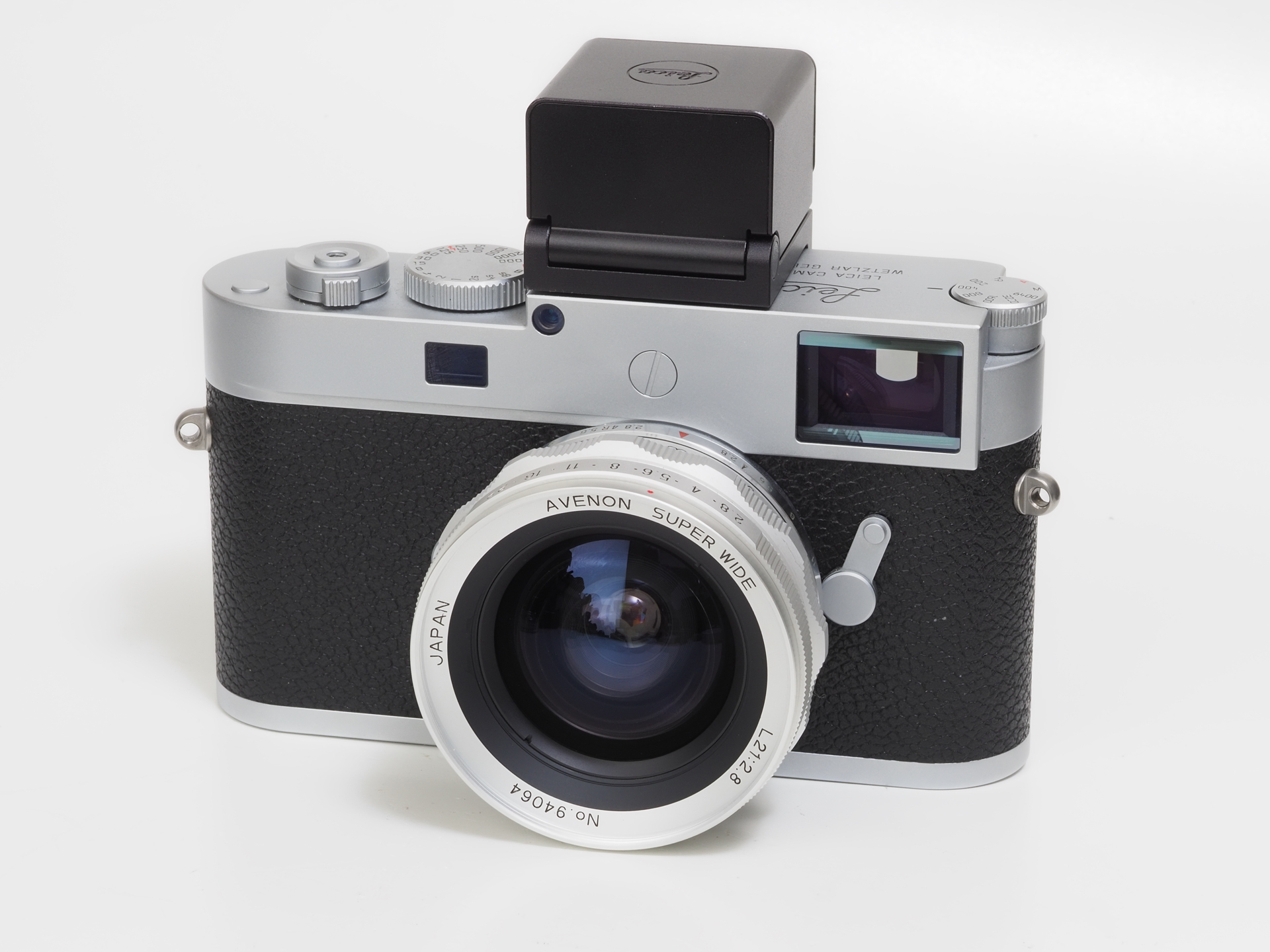 今回は写真の「ビゾフレックス2」を装着し、フレーミングとフォーカシングを行いました、21mmの光学ファインダーだとファインダー視野の下部がかなりケラれますね。日中スナップが主だったので、ほとんど目測で撮影しました。ライカ撮影スタイルはデジタルになろうが、変えようもないわけです。