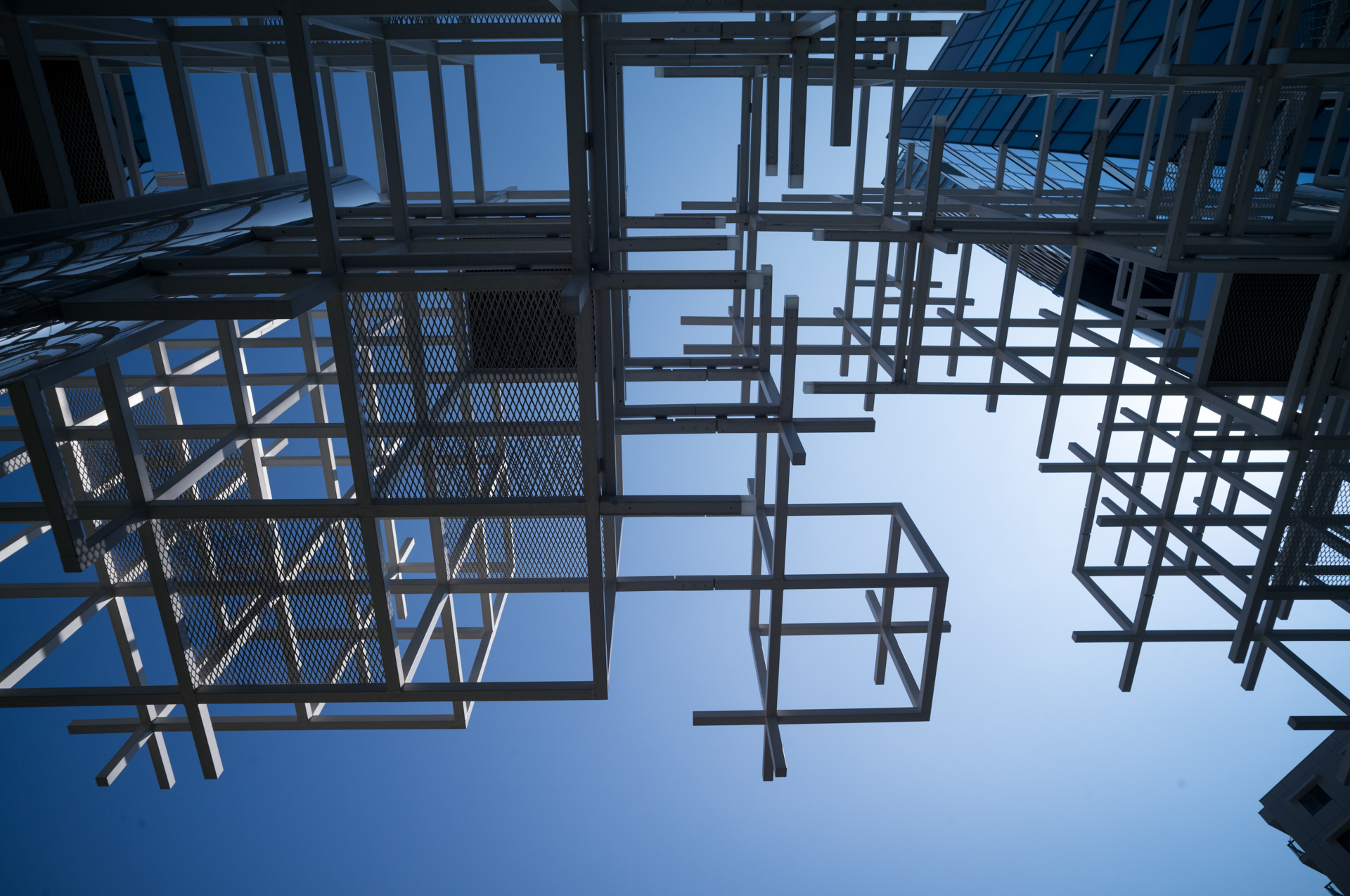 輪郭にフリンジが出てくるかなあと予想されましたが、問題のない描写です。空のグラデーションも整っています。<br><span class="fnt-85">ライカM11-P／アベノン スーパーワイド21mm F2.8／マニュアル露出（1/2,000秒、F8）／ISO 400</span>