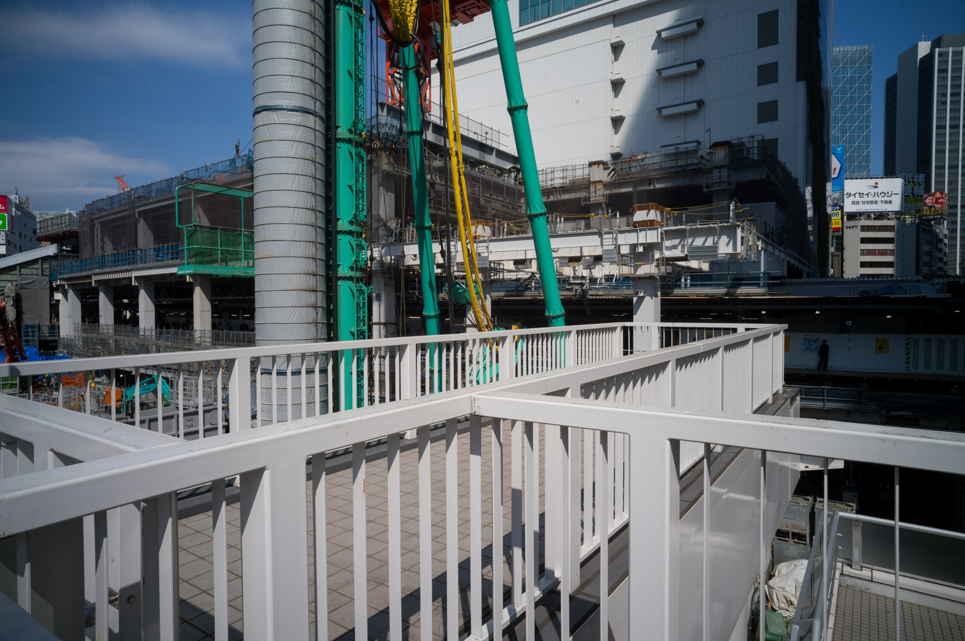 歪曲収差はどの程度か見てみます。もちろんカメラ内で補正してくれるわけではないのですが、まっすぐなものがまっすぐに写ります。<br><span class="fnt-85">ライカM11-P／アベノン スーパーワイド21mm F2.8／マニュアル露出（1/1,000秒、F11）／ISO 400</span>