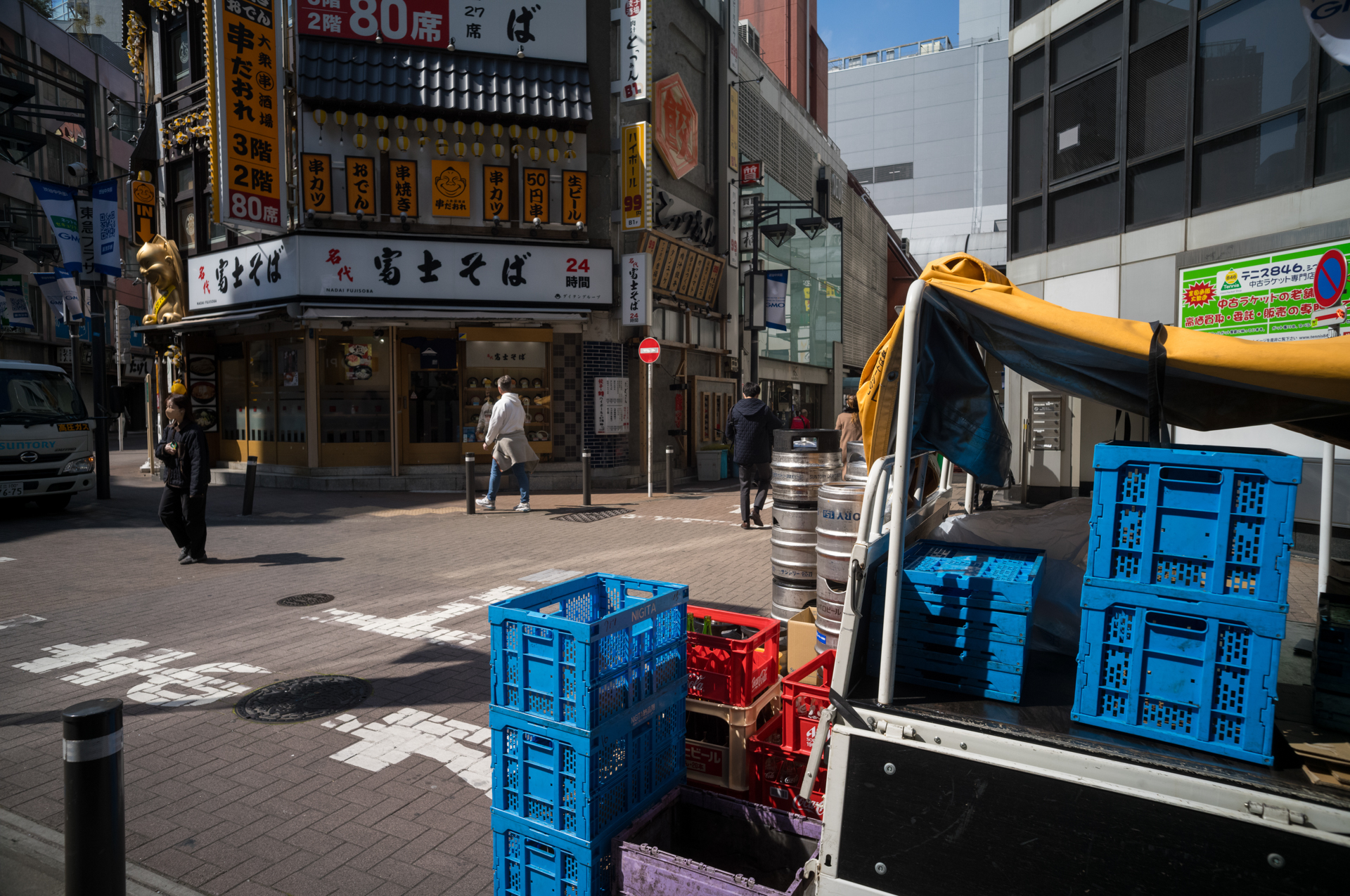 最短撮影距離は遠いのですが、手前に大きなものを入れてなんとか画面構成しようと考えました。ヌケのよい描写です。<br><span class="fnt-85">ライカM11-P／アベノン スーパーワイド21mm F2.8／マニュアル露出（1/1,250秒、F8）／ISO 400</span>