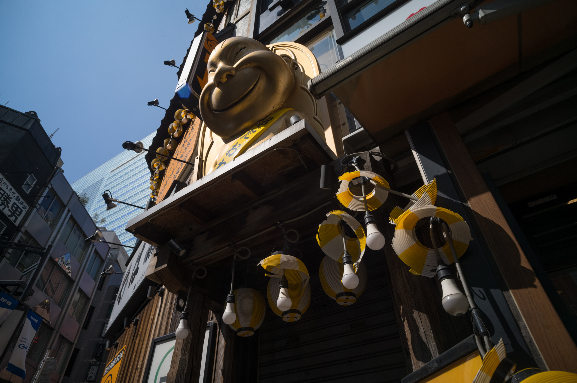 半逆光条件です。小さなゴーストが出ていますが、時代を考えれば、よい描写かと。<br><span class="fnt-85">ライカM11-P／アベノン スーパーワイド21mm F2.8／マニュアル露出（1/1,000秒、F8）／ISO 400</span>