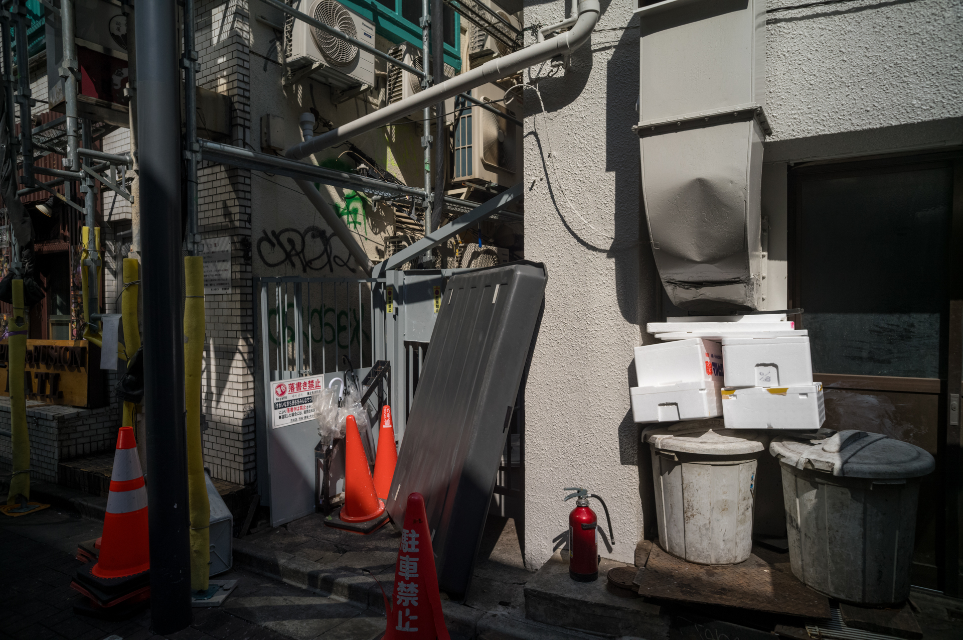 ハイエストライトからディープシャドーまできっちり再現してきました。ただ、四隅では像がわずかに流れています。<br><span class="fnt-85">ライカM11-P／アベノン スーパーワイド21mm F2.8／マニュアル露出（1/2,000秒、F5.6）／ISO 400</span>