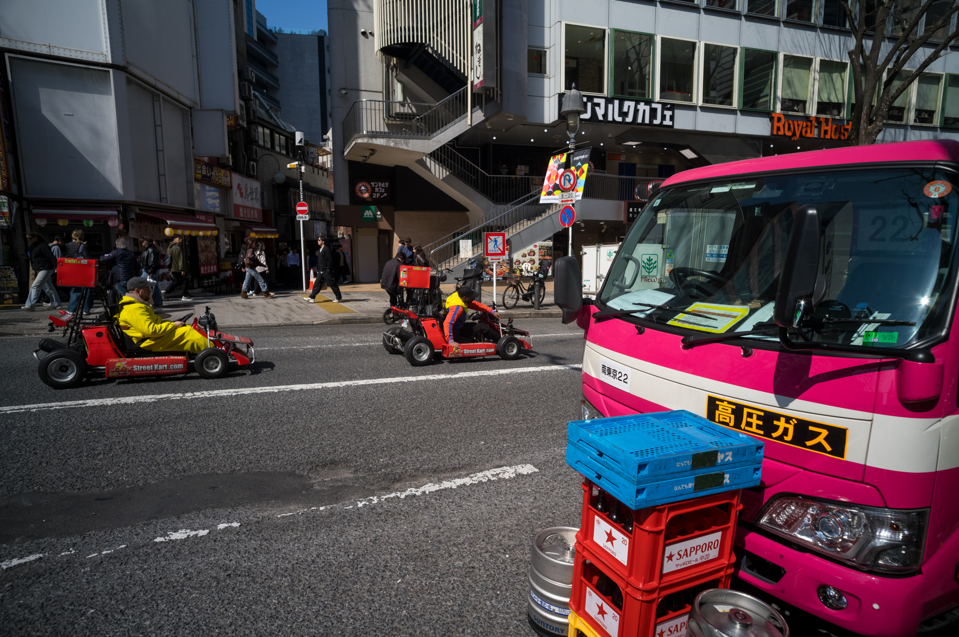 街で起こった事象を21mmで捉えるって、それなりに大変で、フットワークが求められます。<br><span class="fnt-85">ライカM11-P／アベノン スーパーワイド21mm F2.8／マニュアル露出（1/2,000秒、F11）／ISO 400</span>
