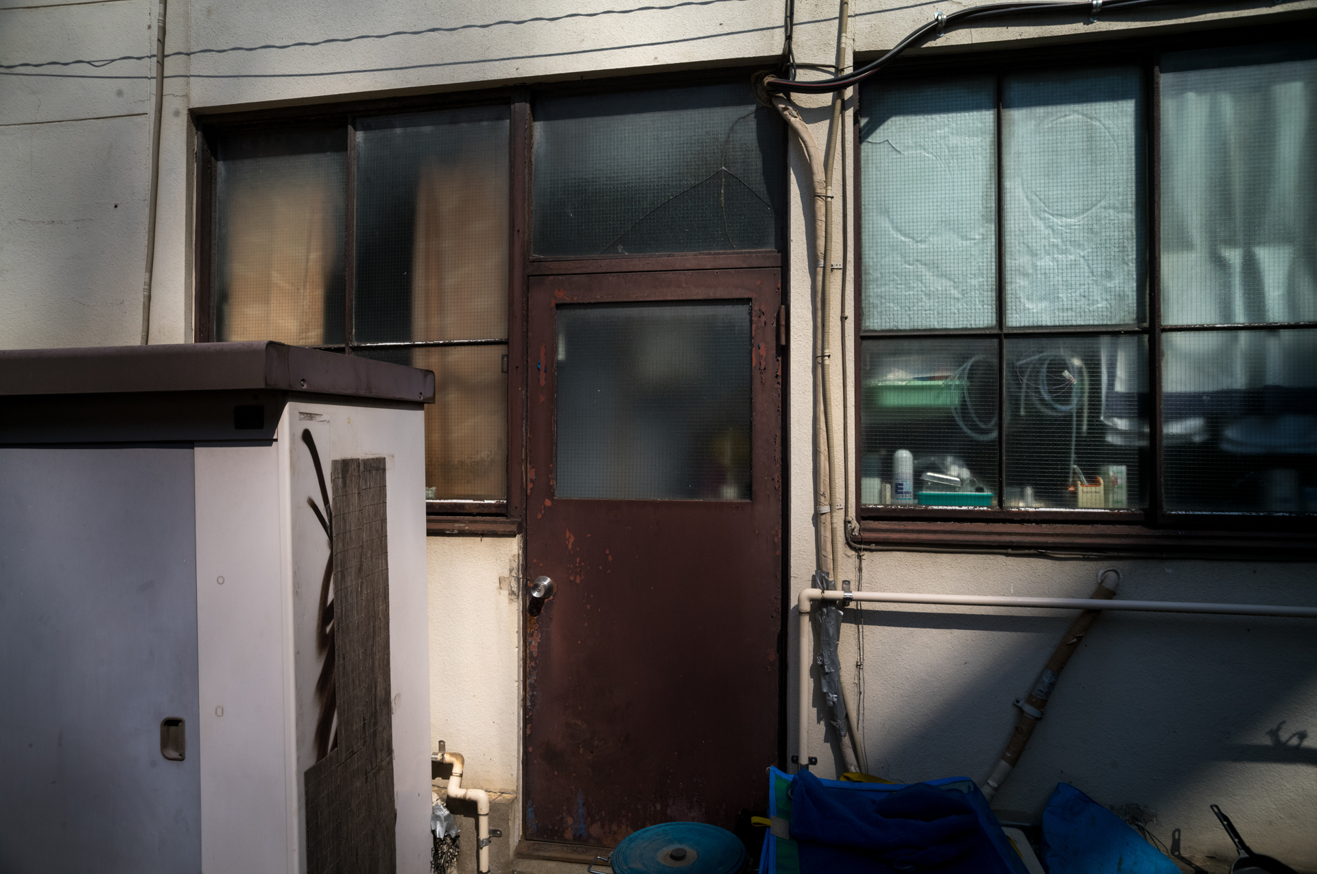 古い扉。この条件ではわずかなタル型の歪曲が認められますが、実用上は気になるほどではありません。<br><span class="fnt-85">ライカM11-P／アベノン スーパーワイド21mm F2.8／マニュアル露出（1/2,000秒、F8）／ISO 400</span>