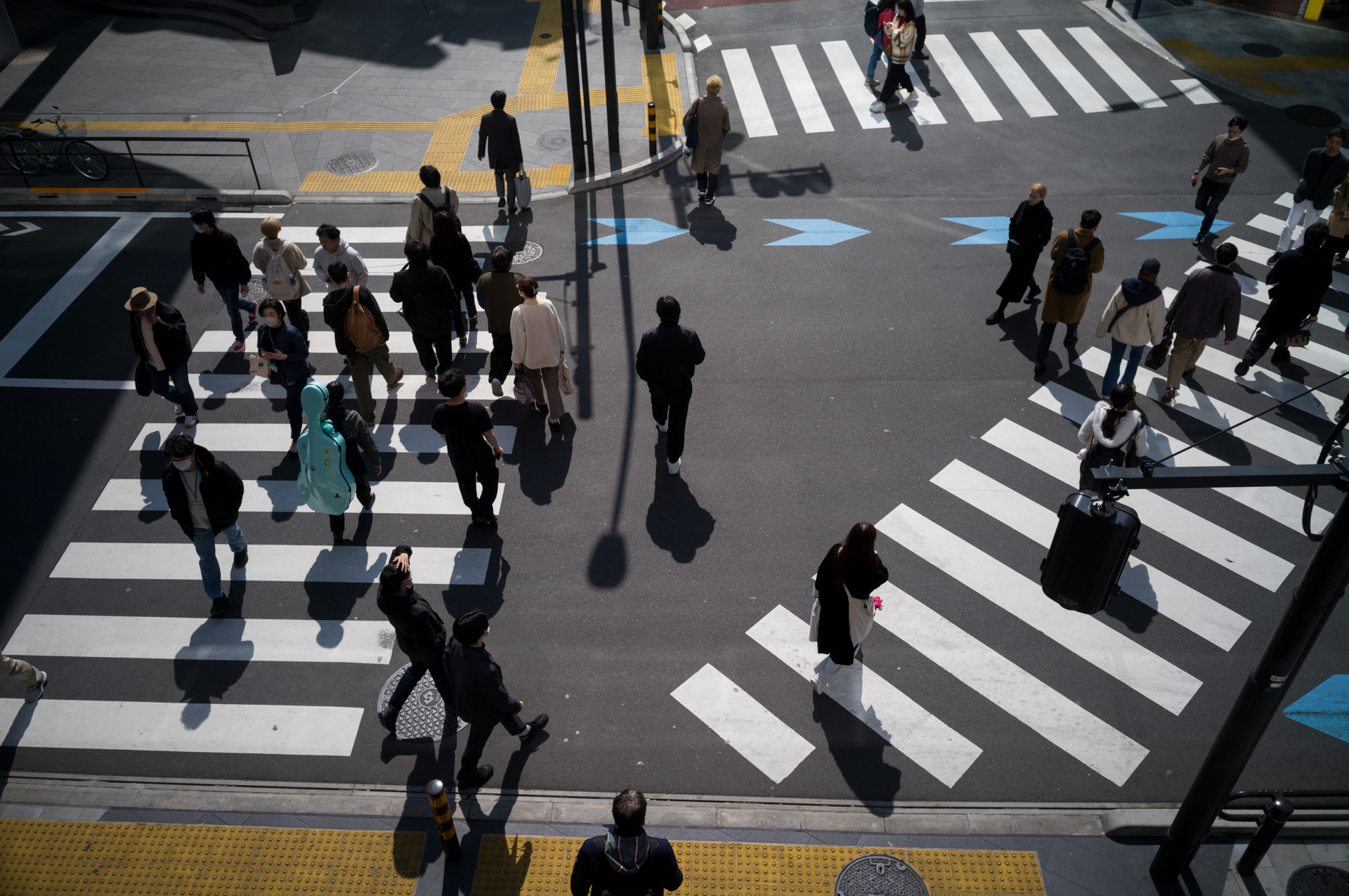 逆光ですが、階調の繋がりは良好です。余分な光を入れないように注意すればゴーストも出現しません。<br><span class="fnt-85">ライカM11-P／アベノン 28mm F3.5／マニュアル露出（1/2,000秒、F5.6）／ISO 400</span>