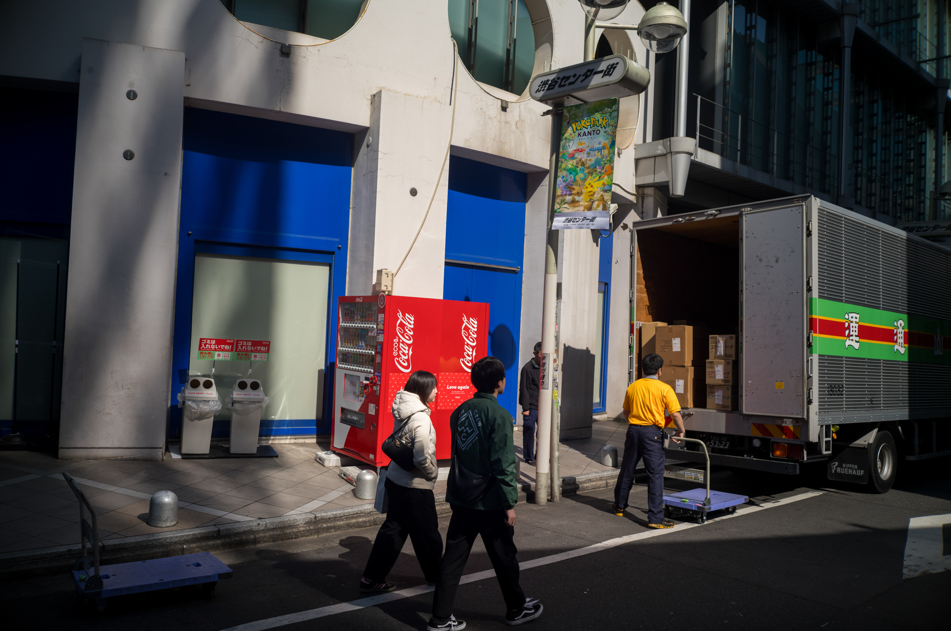 この条件も明暗差が大きいですが、階調再現は優秀です。<br><span class="fnt-85">ライカM11-P／アベノン 28mm F3.5／マニュアル露出（1/2,000秒、F8）／ISO 400</span>