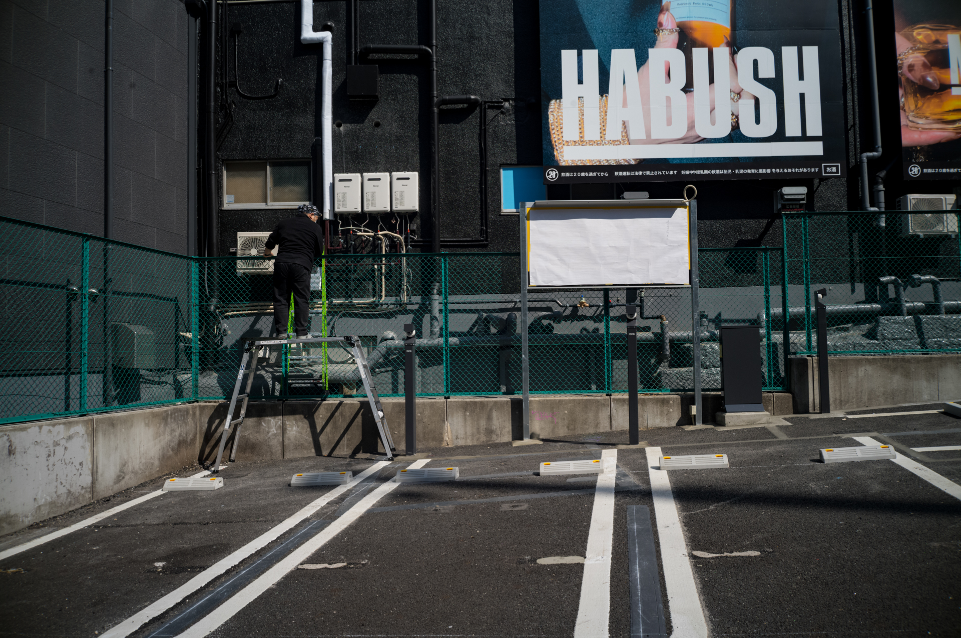 黒壁を基調とした風景だけど、うまく階調を拾っています。ハイライトも飛ばずに再現できています。<br><span class="fnt-85">ライカM11-P／アベノン 28mm F3.5／マニュアル露出（1/1,600秒、F8）／ISO 400</span>