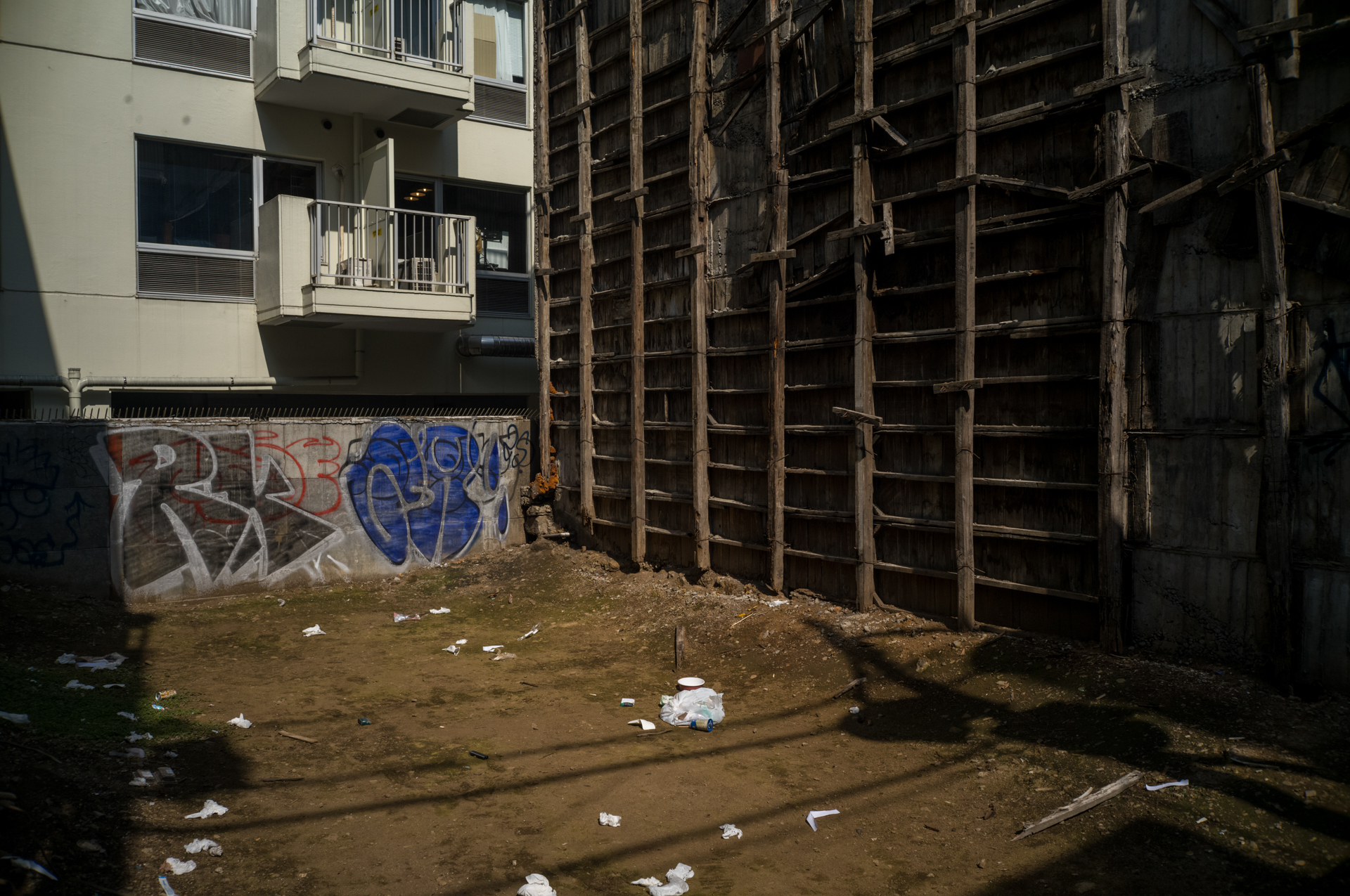 都市のすき間。かなり明暗差が大きいですが、ハイライトもシャドーもよく生かして表現しています。<br><span class="fnt-85">ライカM11-P／Wコムラー28mm F3.5／絞り優先AE（1/2,000秒、F5.6）／ISO 400</span>