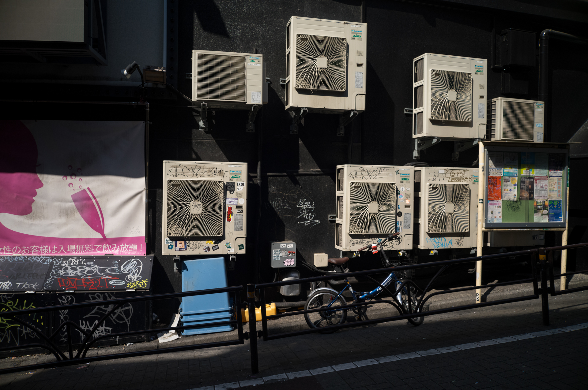 白と黒だけの壁に見えますが、シャドーをすくい上げるような描写ですね。<br><span class="fnt-85">ライカM11-P／Wコムラー28mm F3.5／絞り優先AE（1/1,500秒、F8）／ISO 400</span>