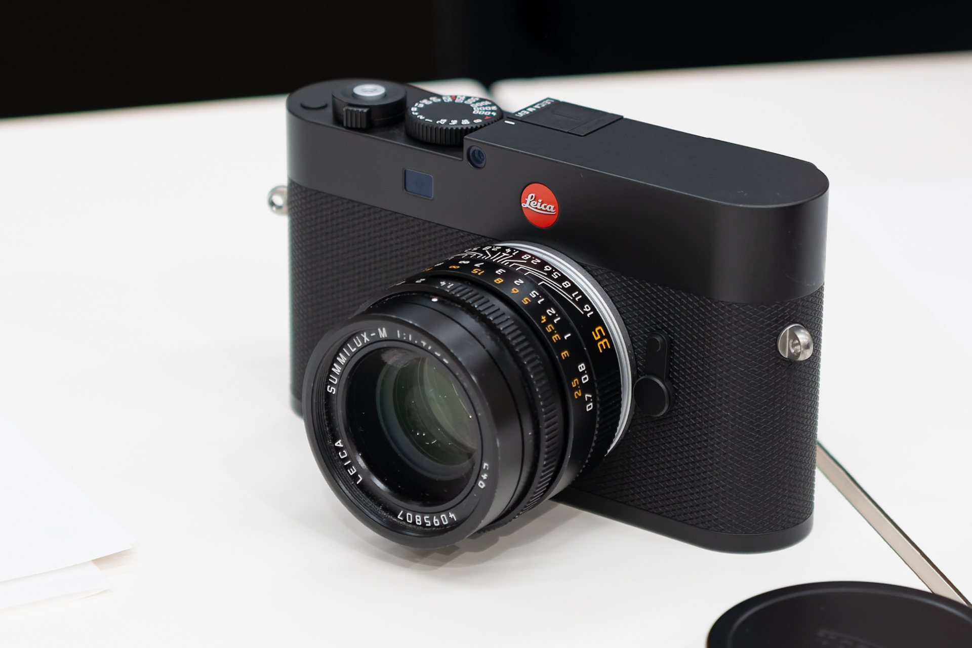 愛用のズミルックスM f1.4/35mm ASPH.を装着した「ライカM EV1」。一眼レフ用のライカRレンズを組み合わせた撮影も楽しんでいるという