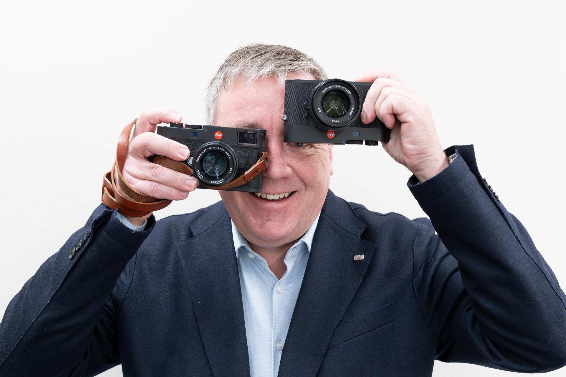 デジカメ Watchでは毎年のようにインタビューしているダニエル氏。Mの継承をテーマに「ライカM11」と「ライカM EV1」の2台を手にしてもらったところ、お茶目なポーズも。まさしく“Mr. M”の肖像だ