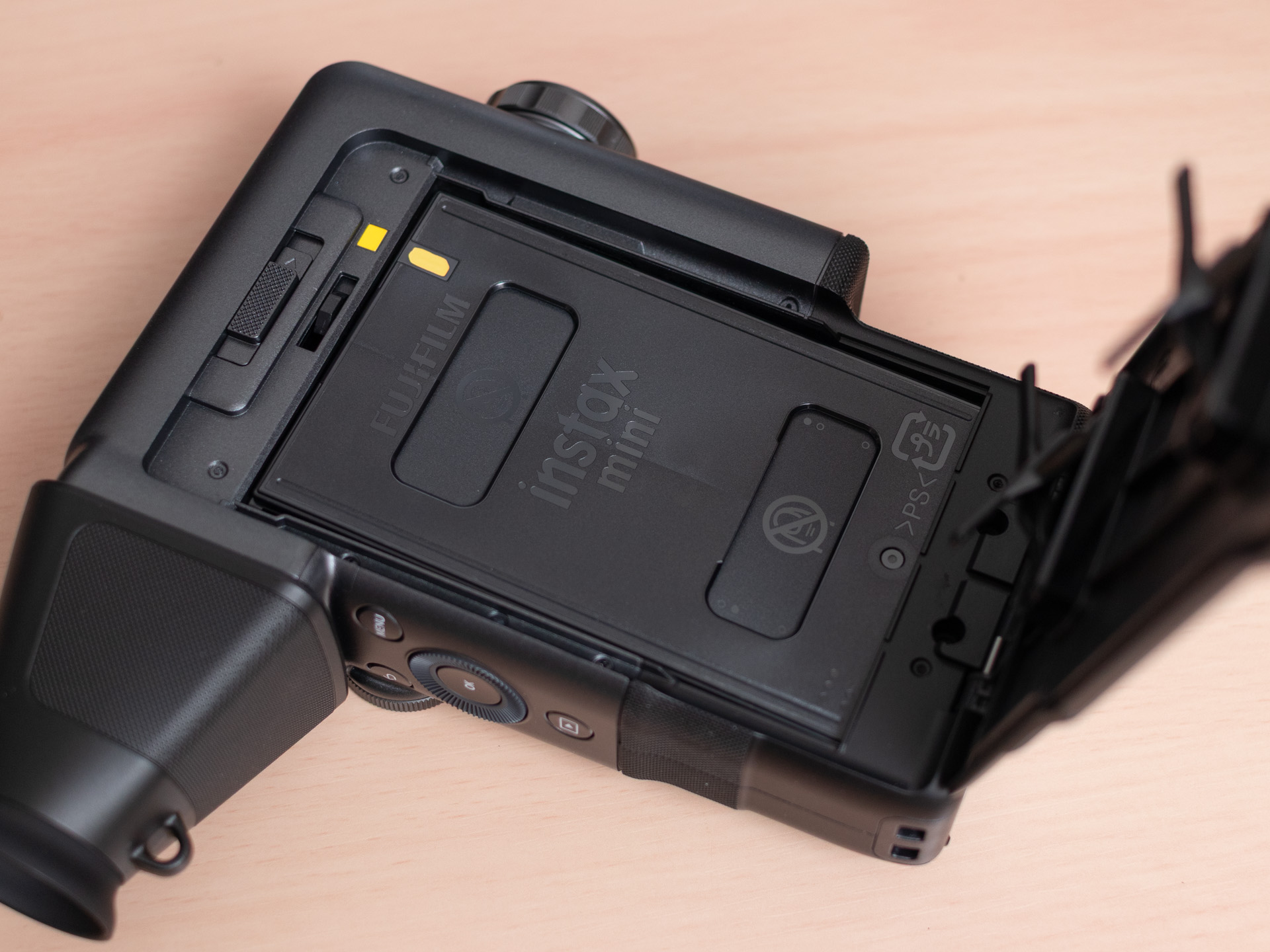 フィルムは側面からセット