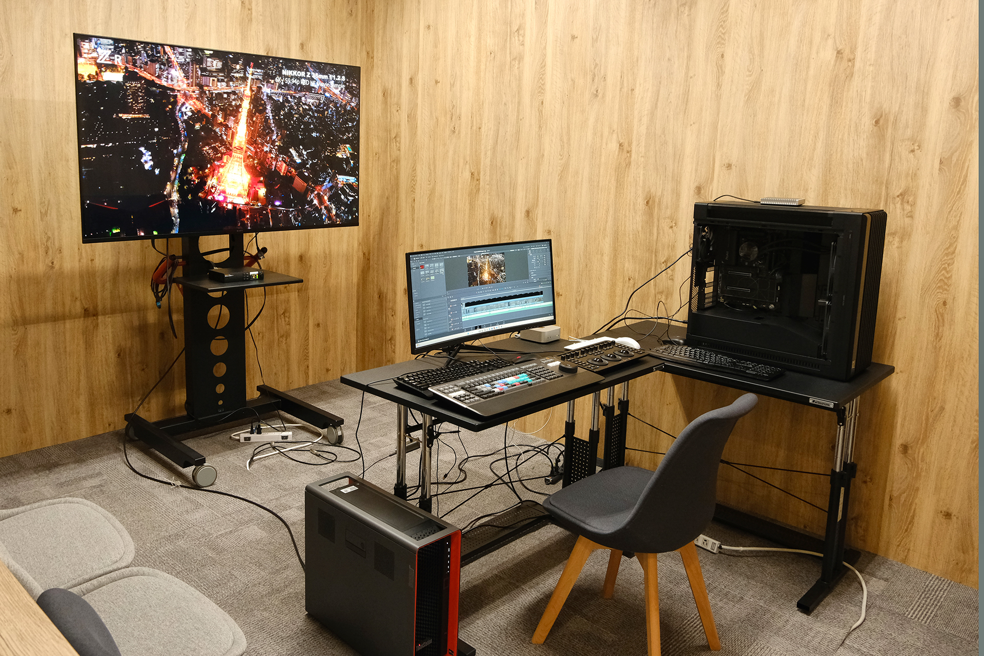 羽仁さんが東京夜景動画を編集したITGマーケティング社内の編集室。作業用のPC「ThinkStation P8」にはRAID構成のSamsung SSDが組み込まれている。撮影して2日後には量販店の店頭や弊社イベントで公開された
