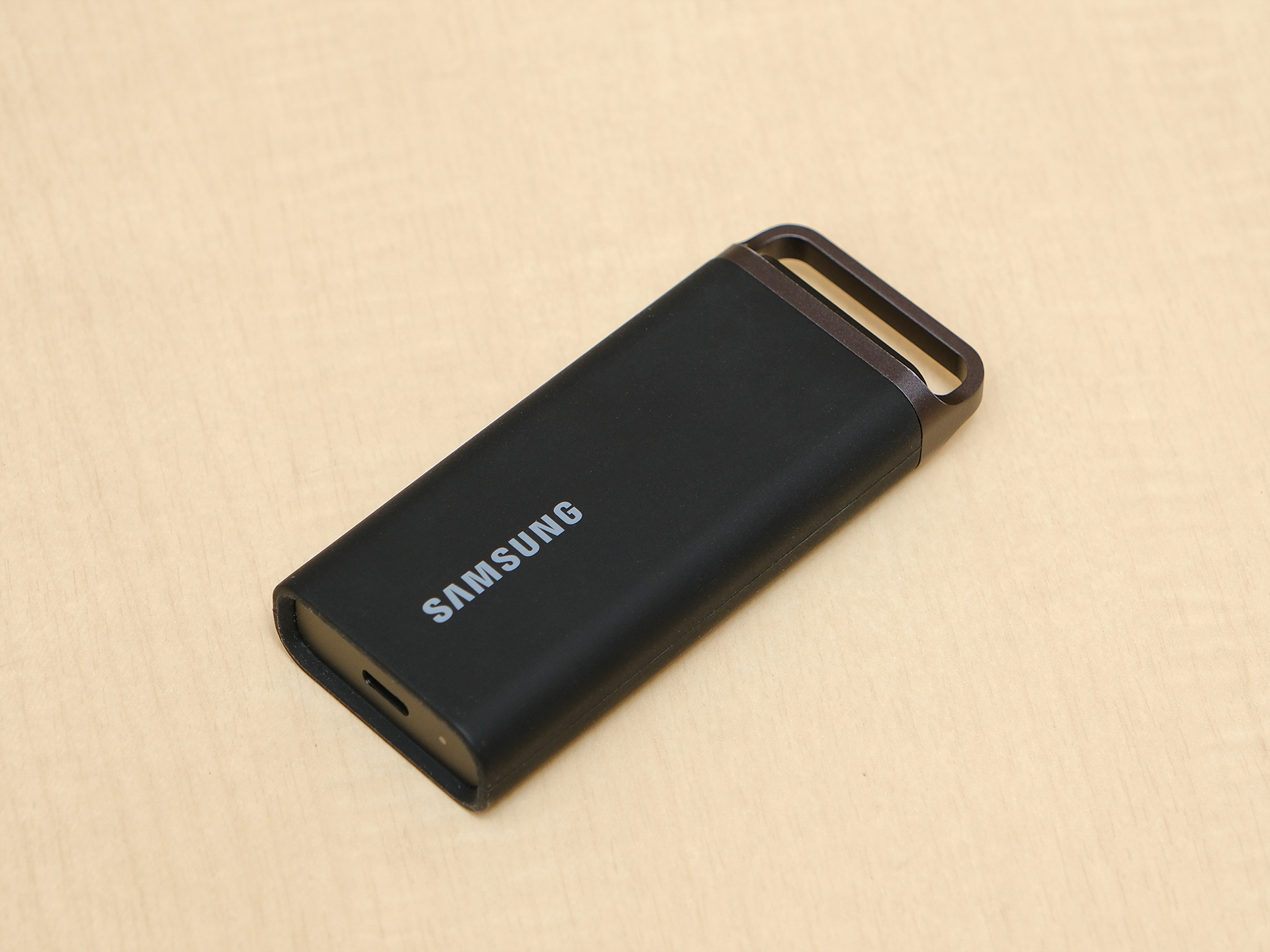 こちらは小型軽量の「Portable SSD T5 EVO」