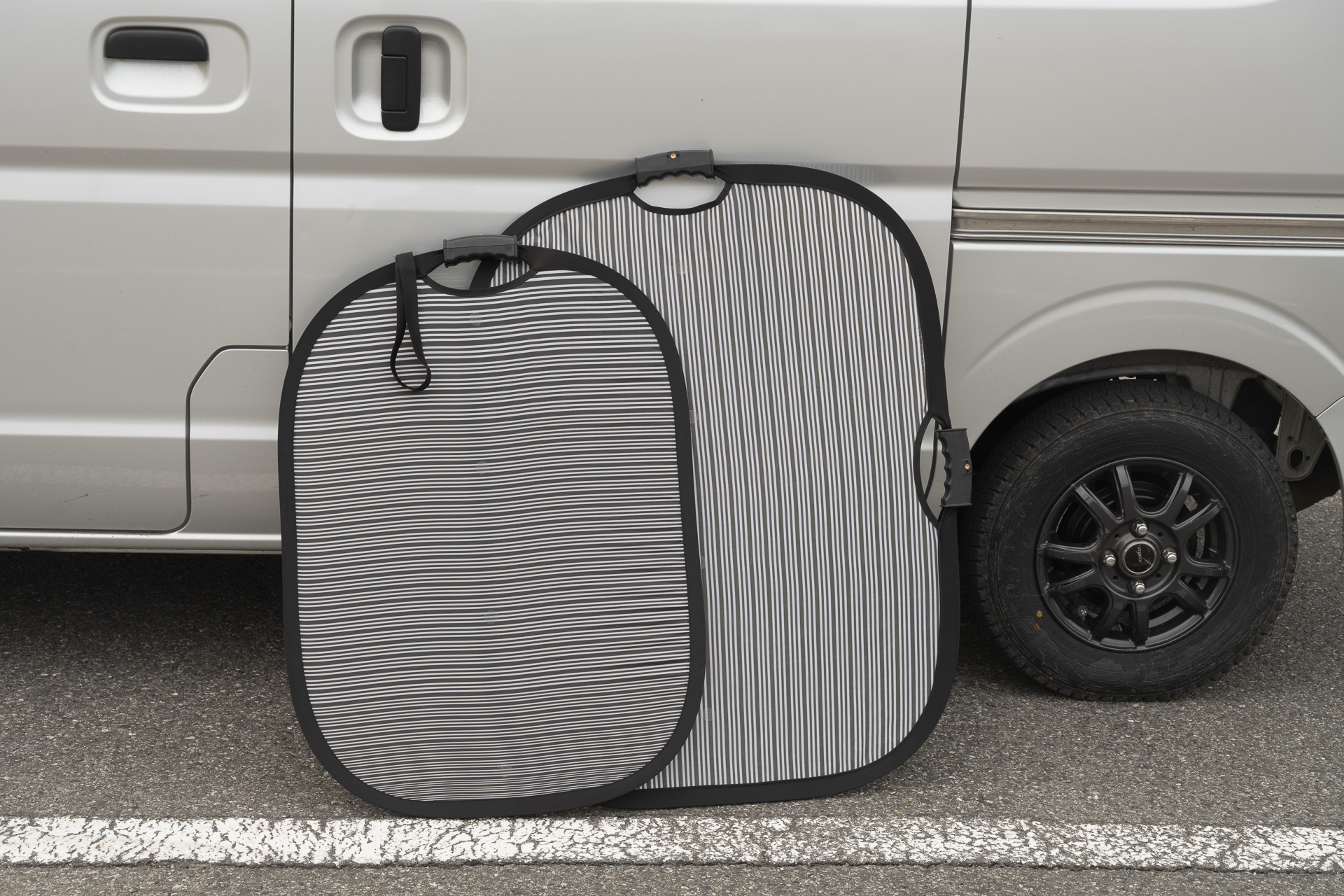 ボディの凹みを確認・写真に撮るための「忍者レフ デント」。大サイズは95×70cm、小サイズ80×60cm