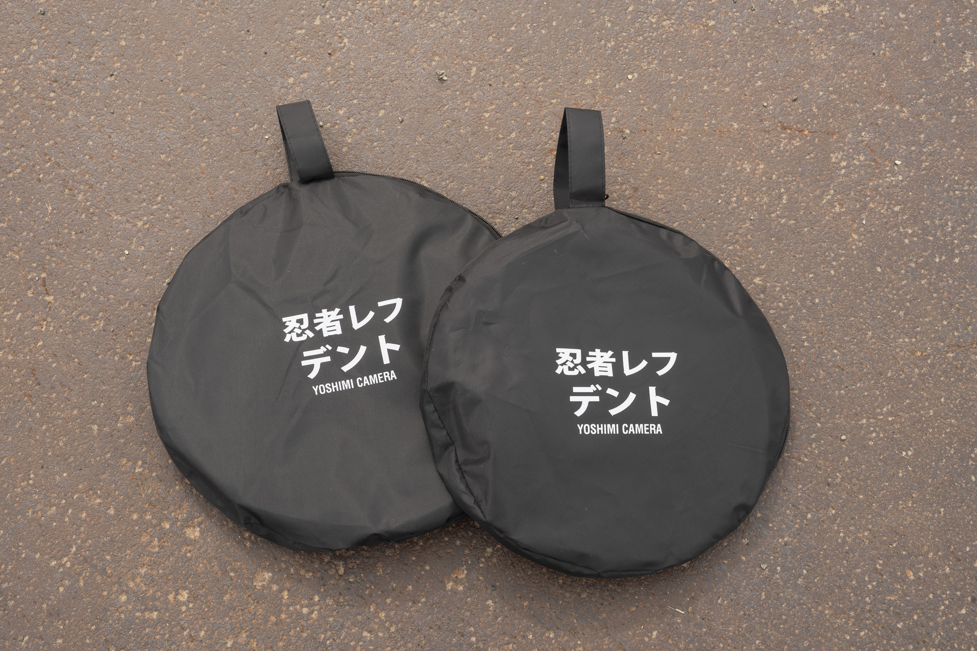 丸レフのように捻って折りたたむ。折り畳んだときのサイズは大サイズで36cm、小サイズで33cm