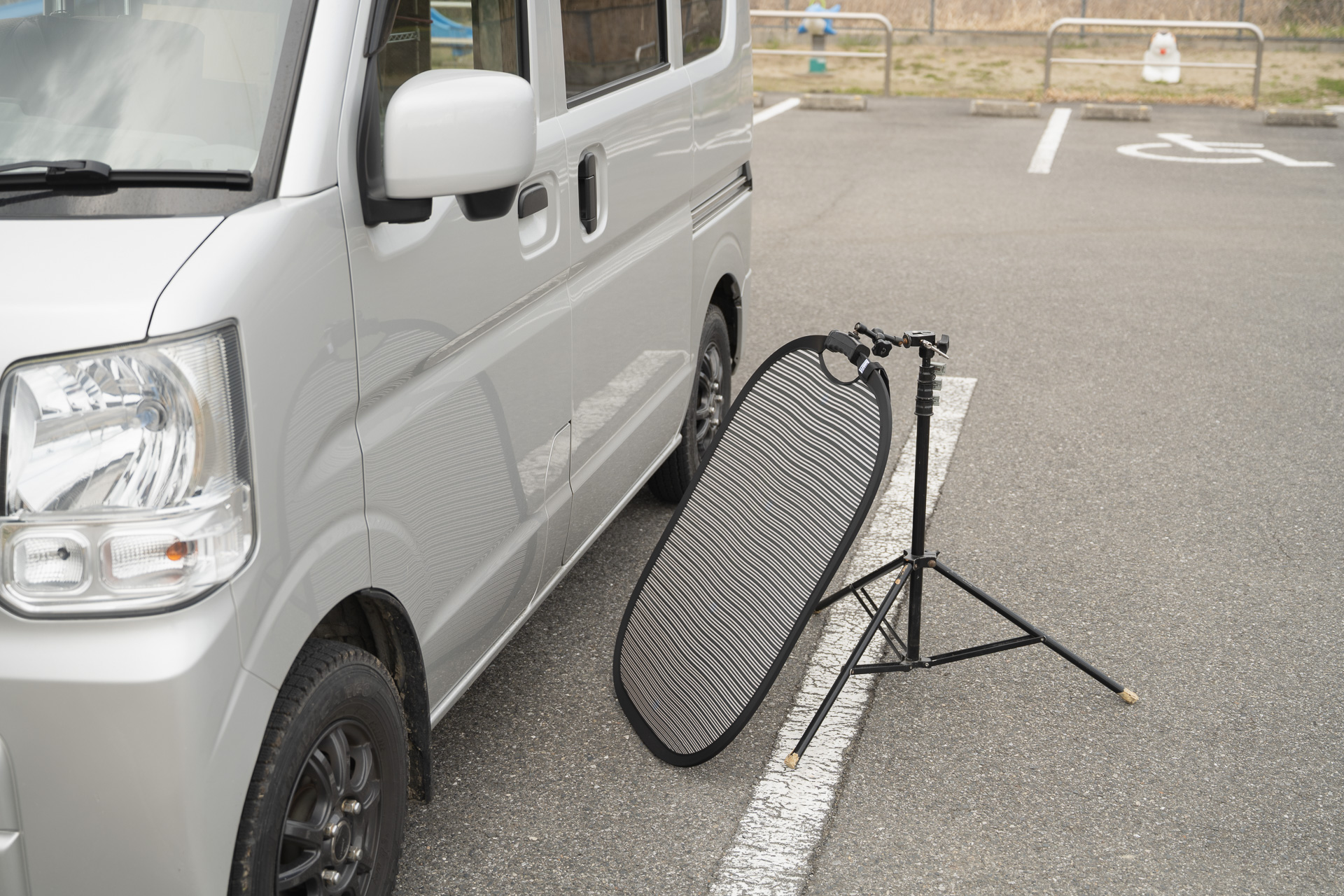 ネジ穴があるのでスタンドに取り付ければ1人で凹みの撮影もできる