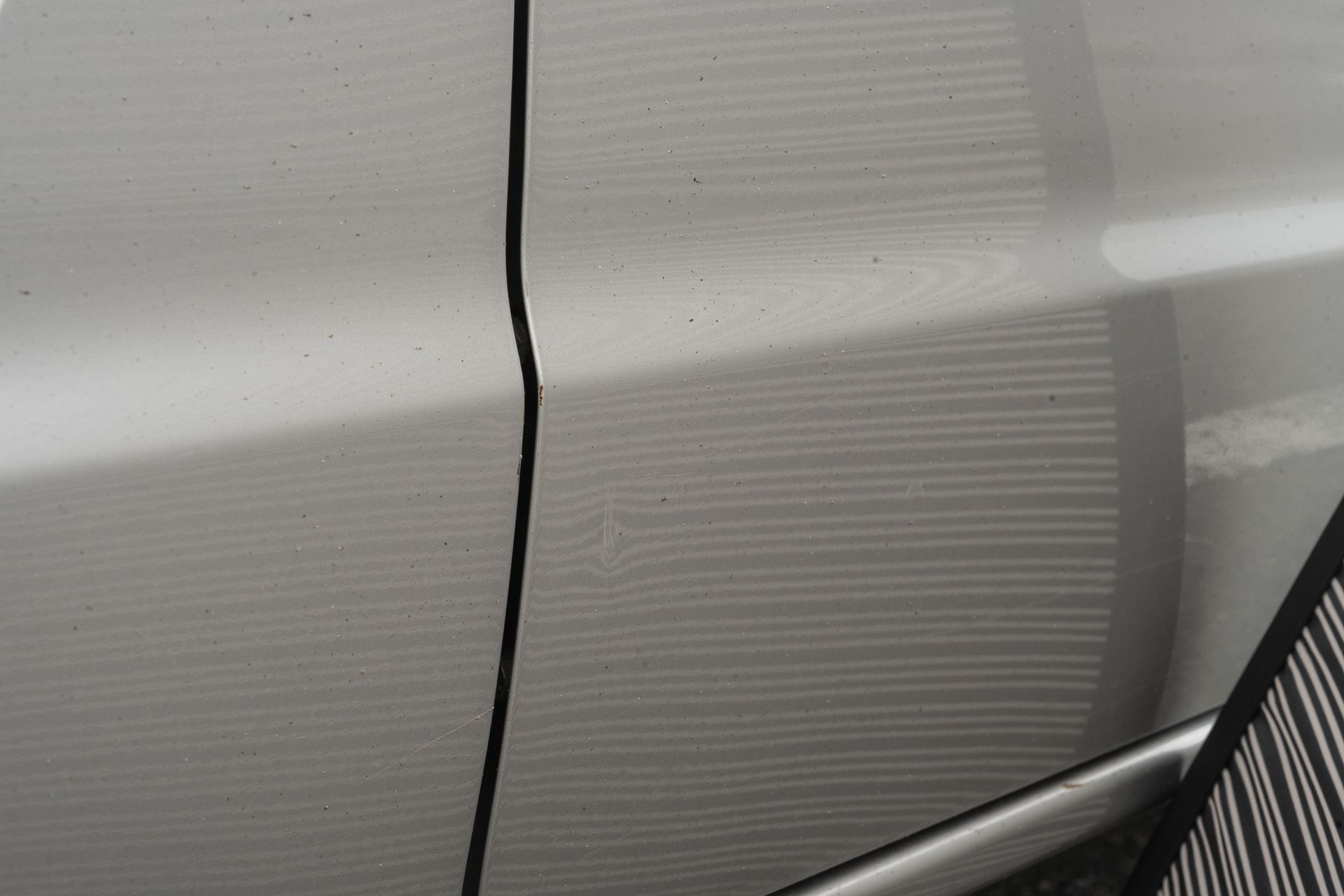 画面中心に凹み。縞の歪みで凹みがすぐにわかる