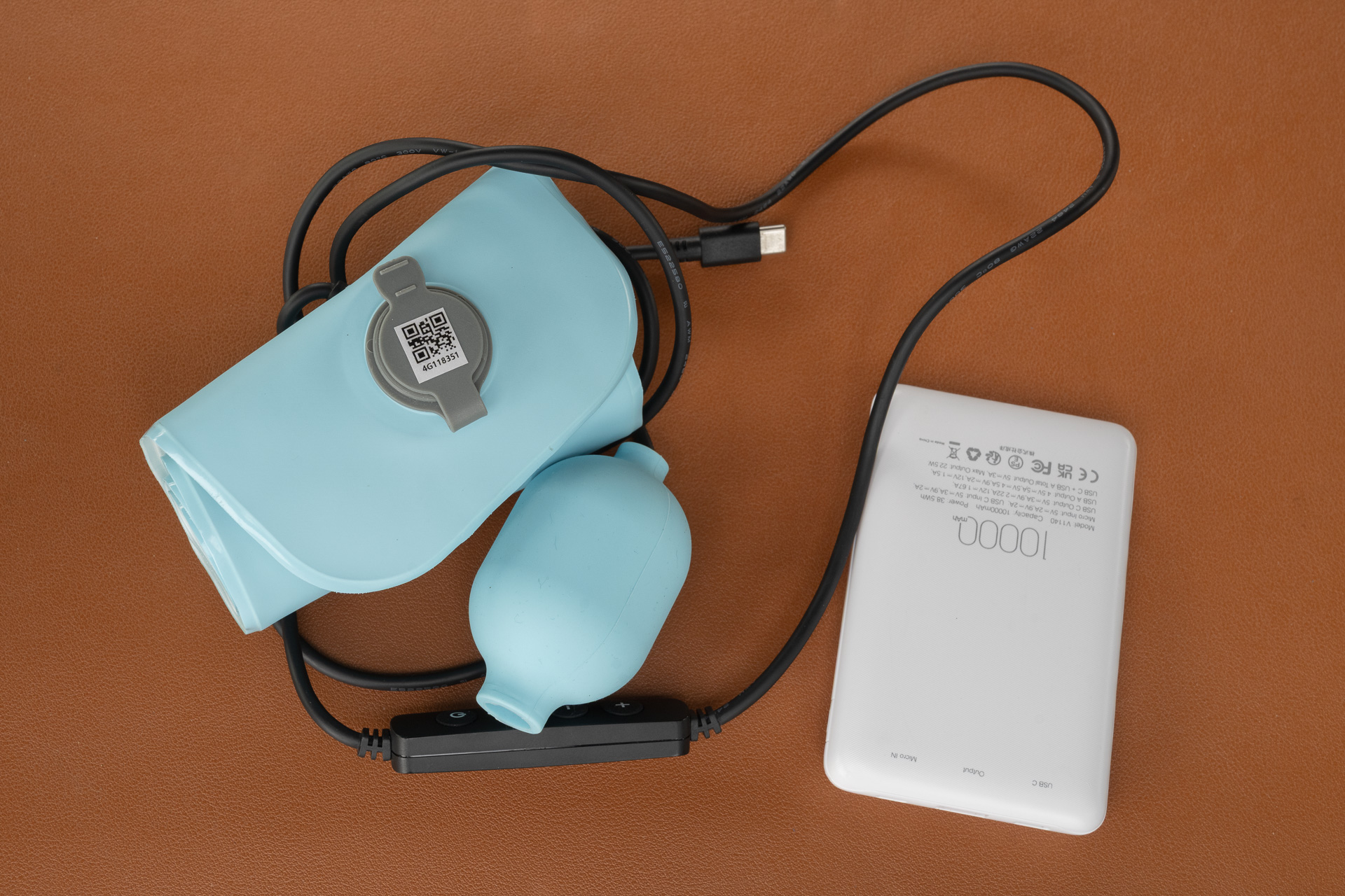 バルーン棒 折りたたみ時。モバイルバッテリーはオプションの別売品。1万mA以上のモバイルバッテリーであれば他社のものでもOK