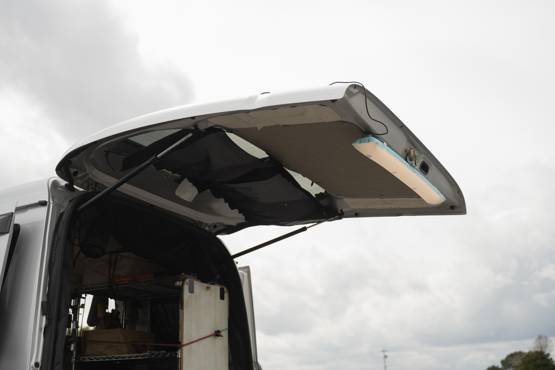 マグネットも仕込まれているので、鉄部に簡単取り付けできる