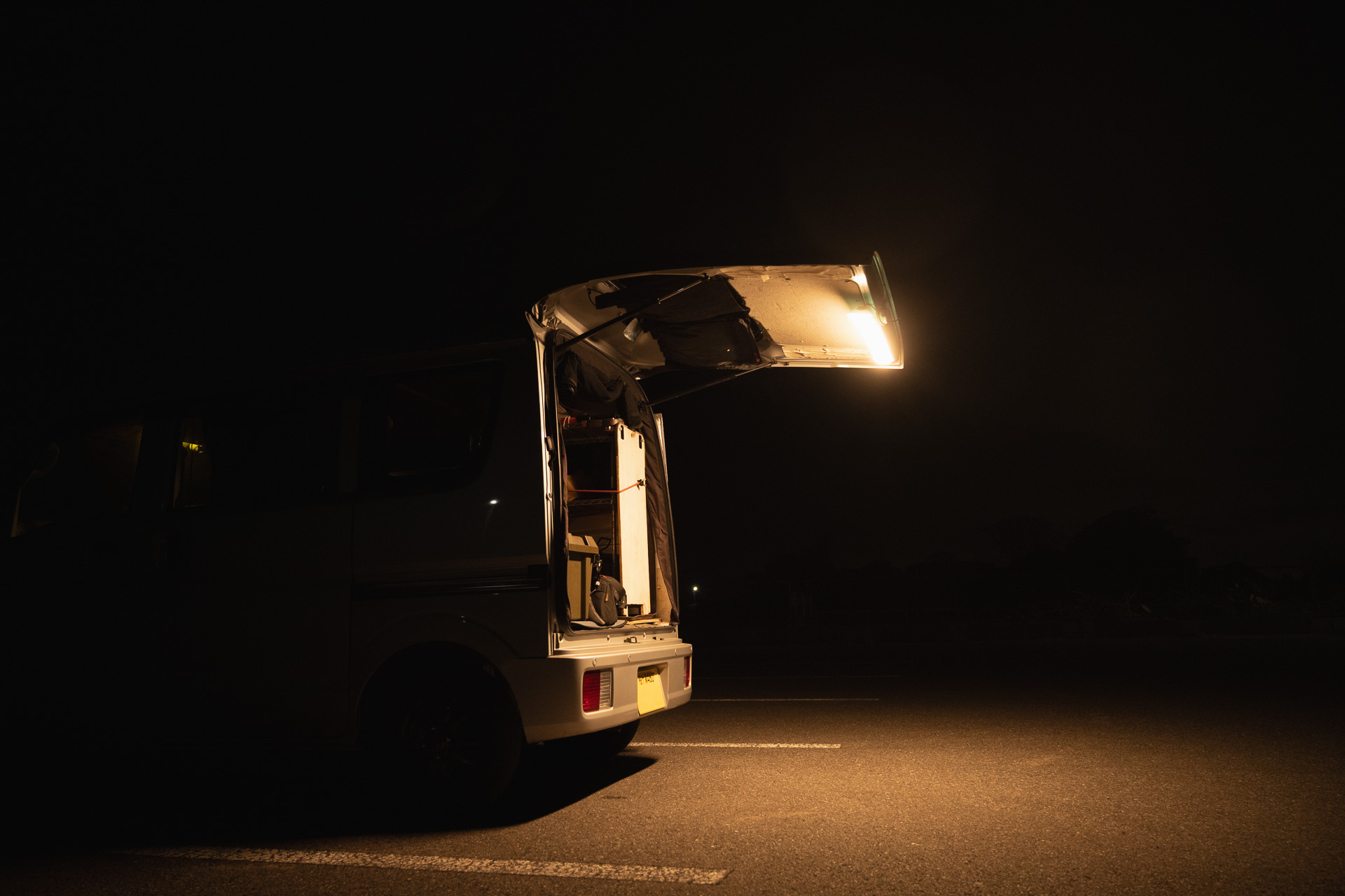 夜間の作業灯として、あるいは撮影光源として利用の幅が広い