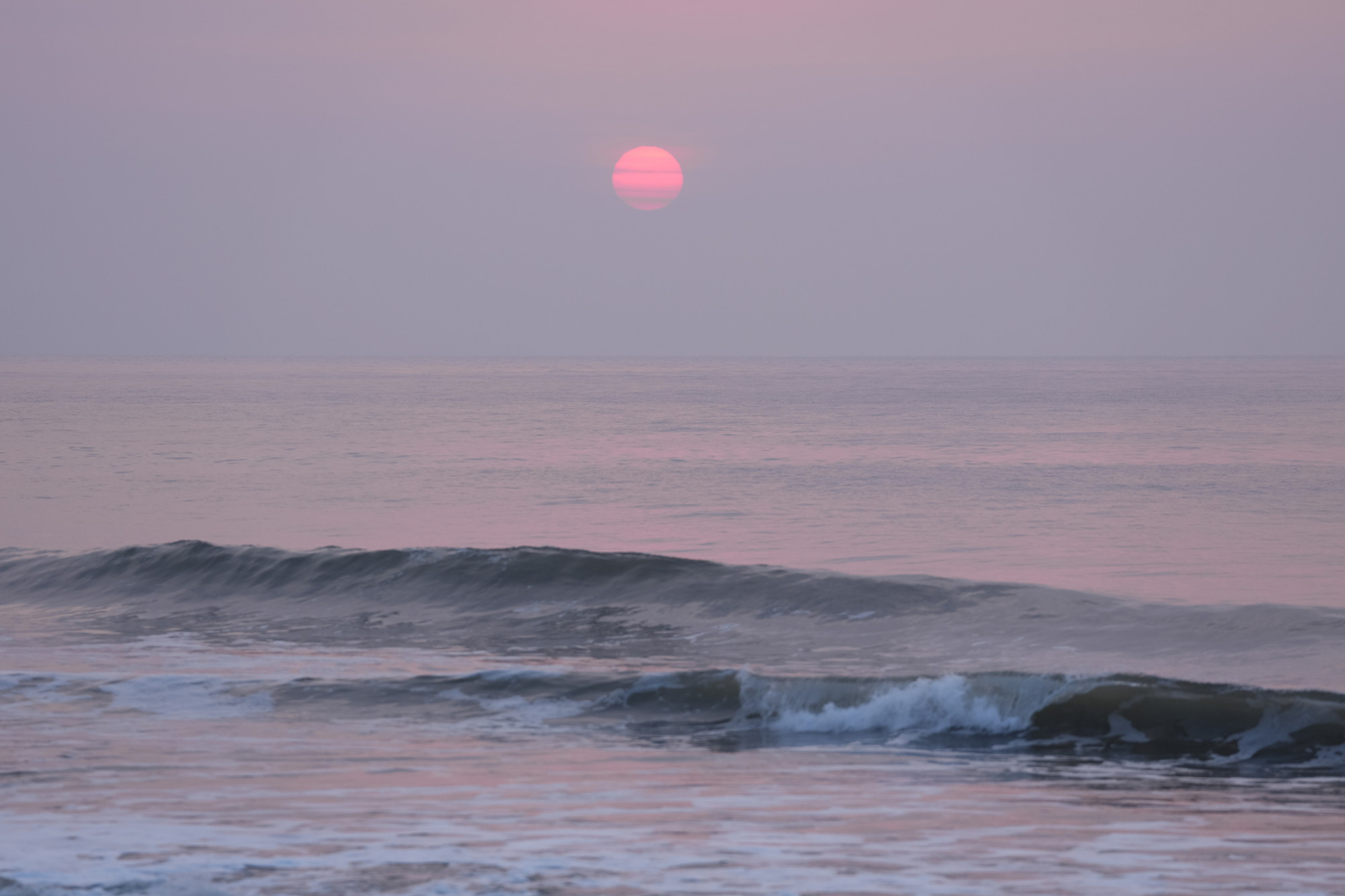 大津海岸にて、薄曇りの中に日が昇る