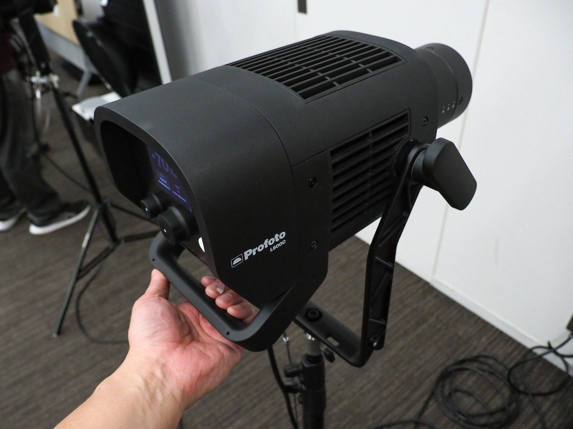 “扱いやすさ”にも配慮しており、例えば角度調整のためロックを解除しても「ガクン」と落ちることがない