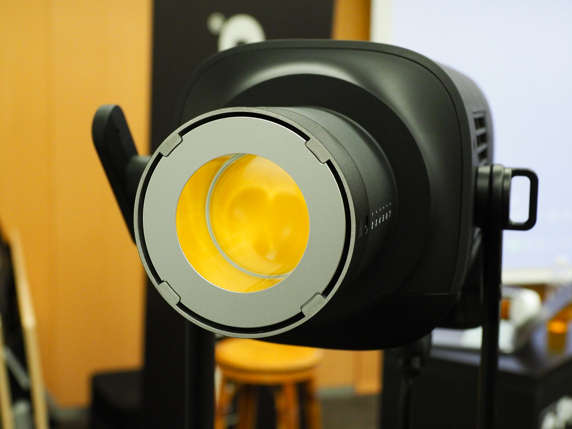 L600Dの発光部。こちらは前面にカバーがない