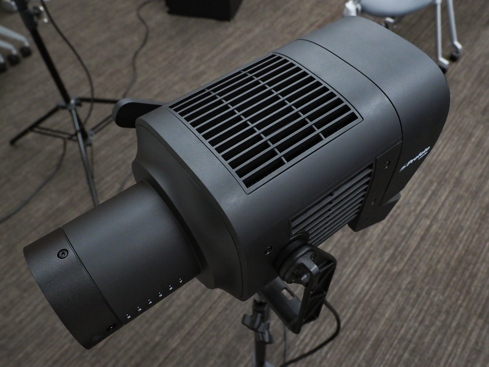 「L600」シリーズの灯体には、各所にスリットが設けられている