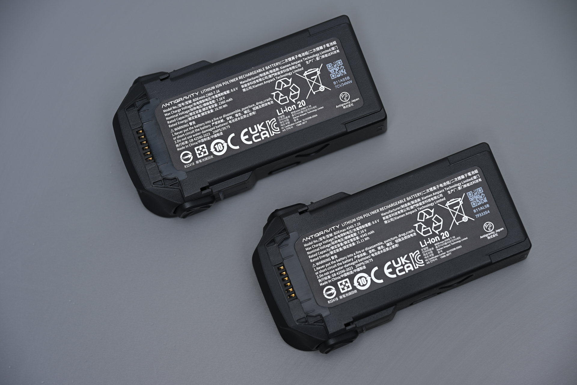 容量は異なるが、外形寸法が同じ2種類のバッテリー