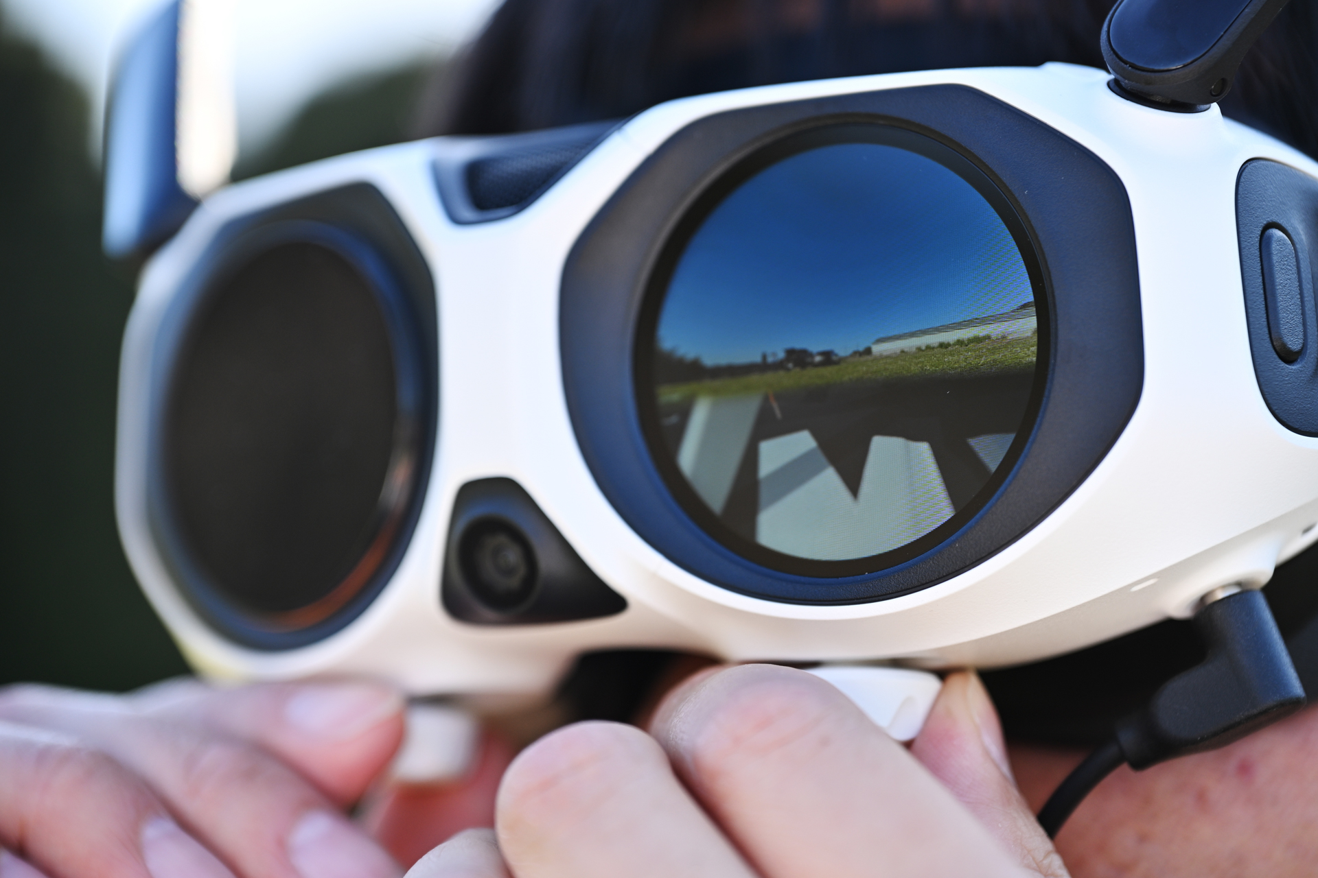 視度調整ダイヤルがついている。ゴーグルの外側には、操縦者が見ている風景が表示される