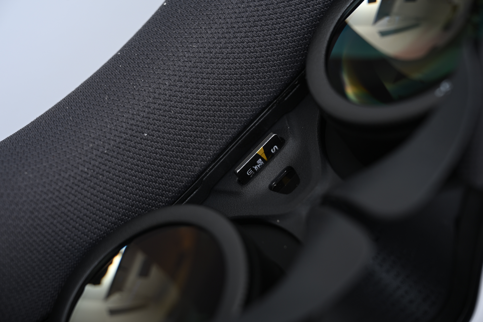 microSDカードスロットを搭載しているため、自分が見ている映像を記録することもできる