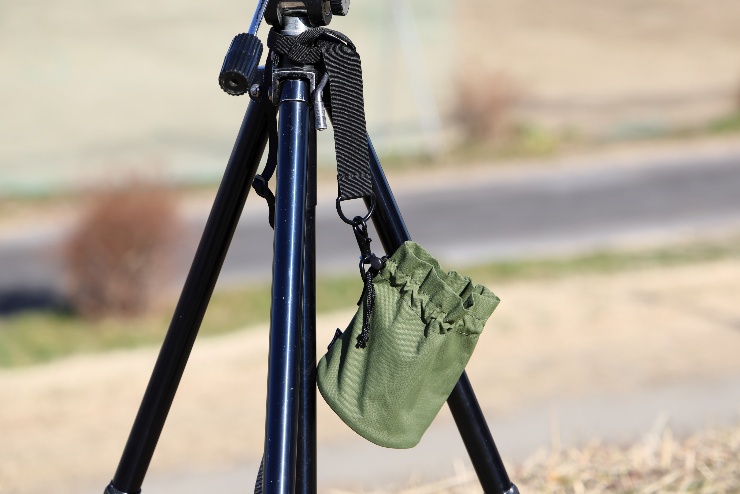 三脚使用中はポシェットをベルトに吊るして小物入れとして活用できる