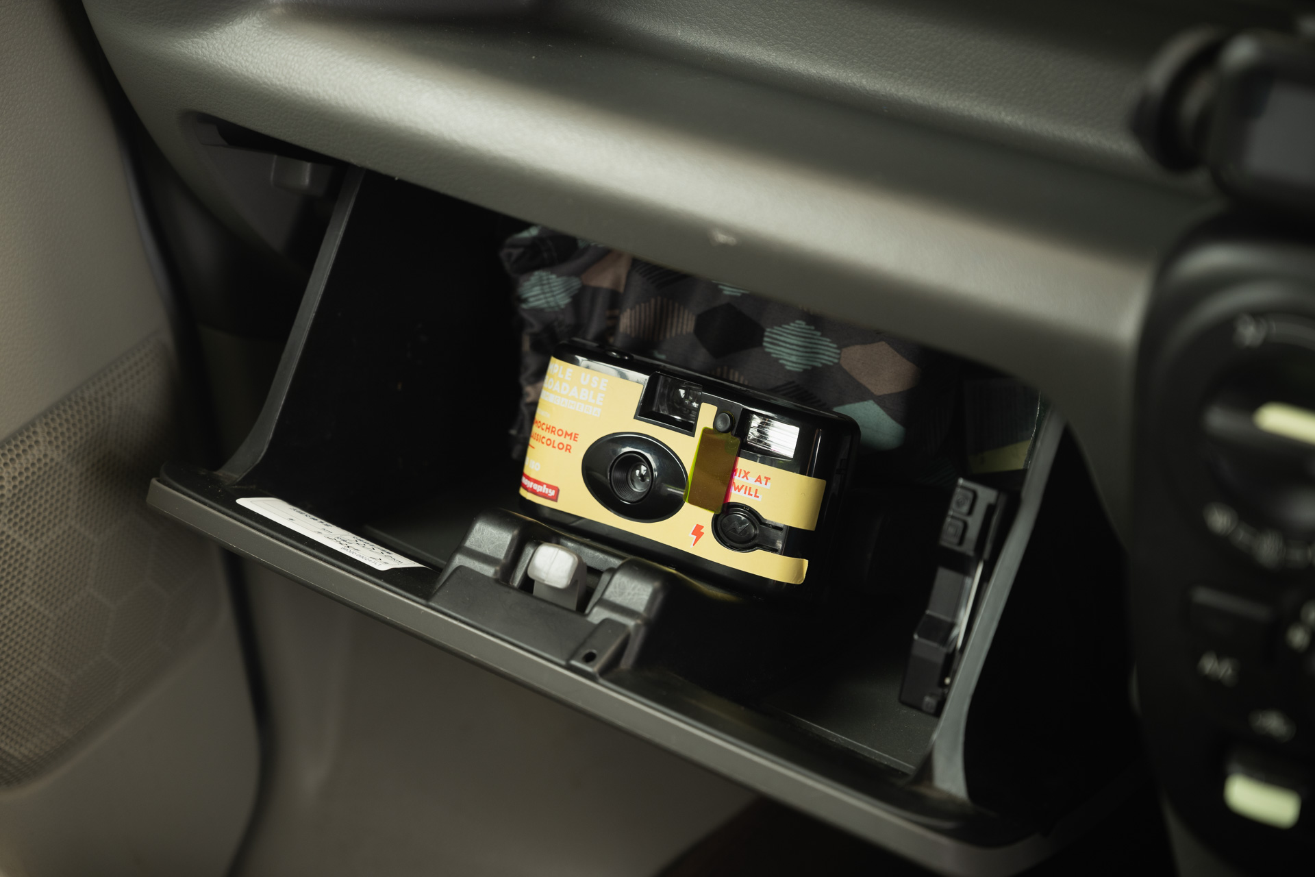 グローブボックスに常備しておけば、いざというときの備えに。いざという日は永遠に来ない方が良いが……