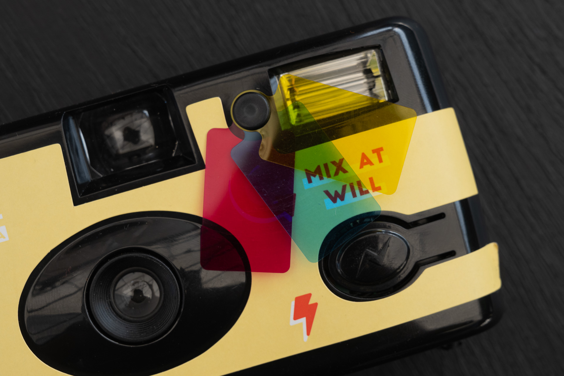 フラッシュの前に3種類のフィルターをかけられる。フラッシュのみであってレンズにはかからない