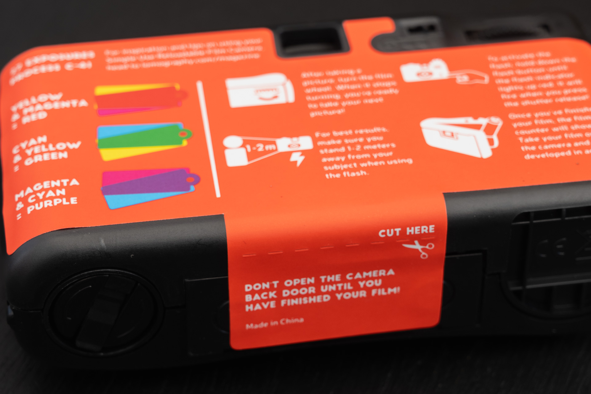 カメラ底部にまで回り込むシールが不用意に裏蓋を開けてしまうことを防止している