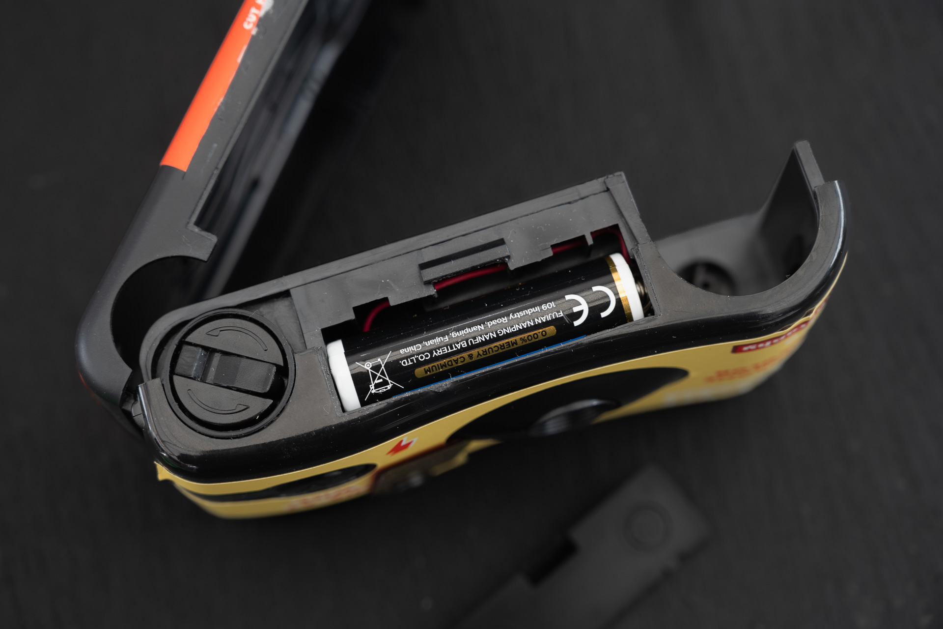 カメラ底部にも蓋があり、フラッシュ用電池が入っている