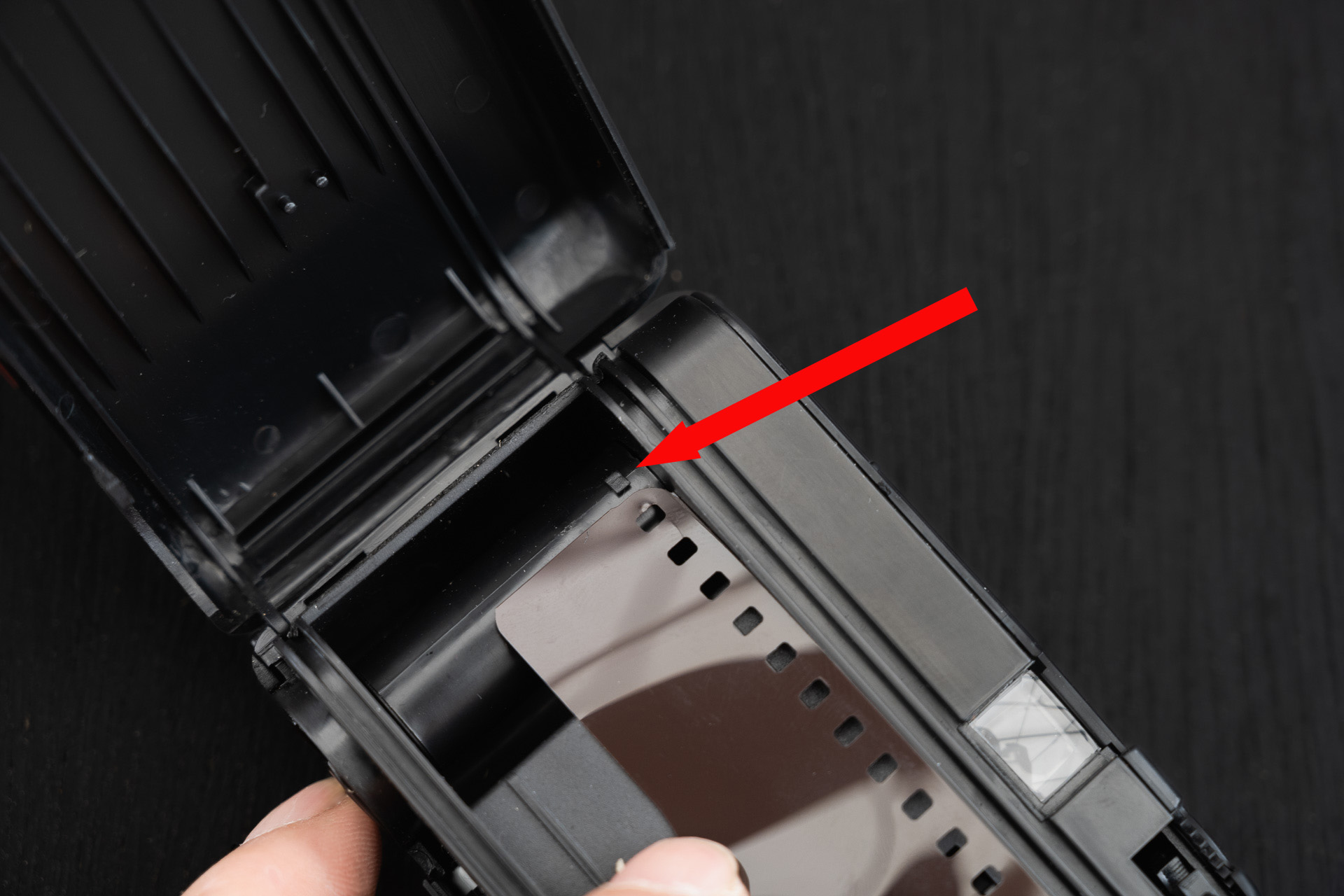 巻き上げスプール上部のノッチにパーフォレーションを引っ掛ける