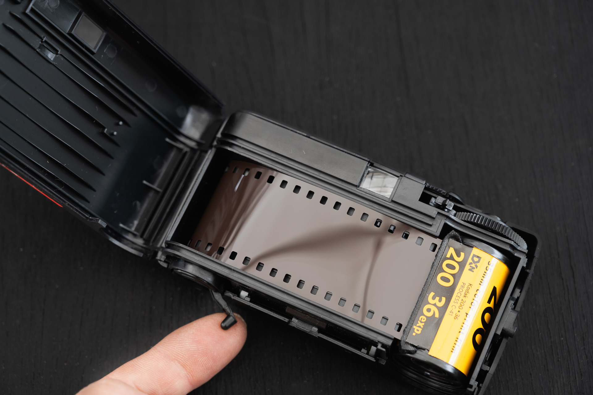 フイルムがスプールからほどけてしまわないようにクランクを押さえておく