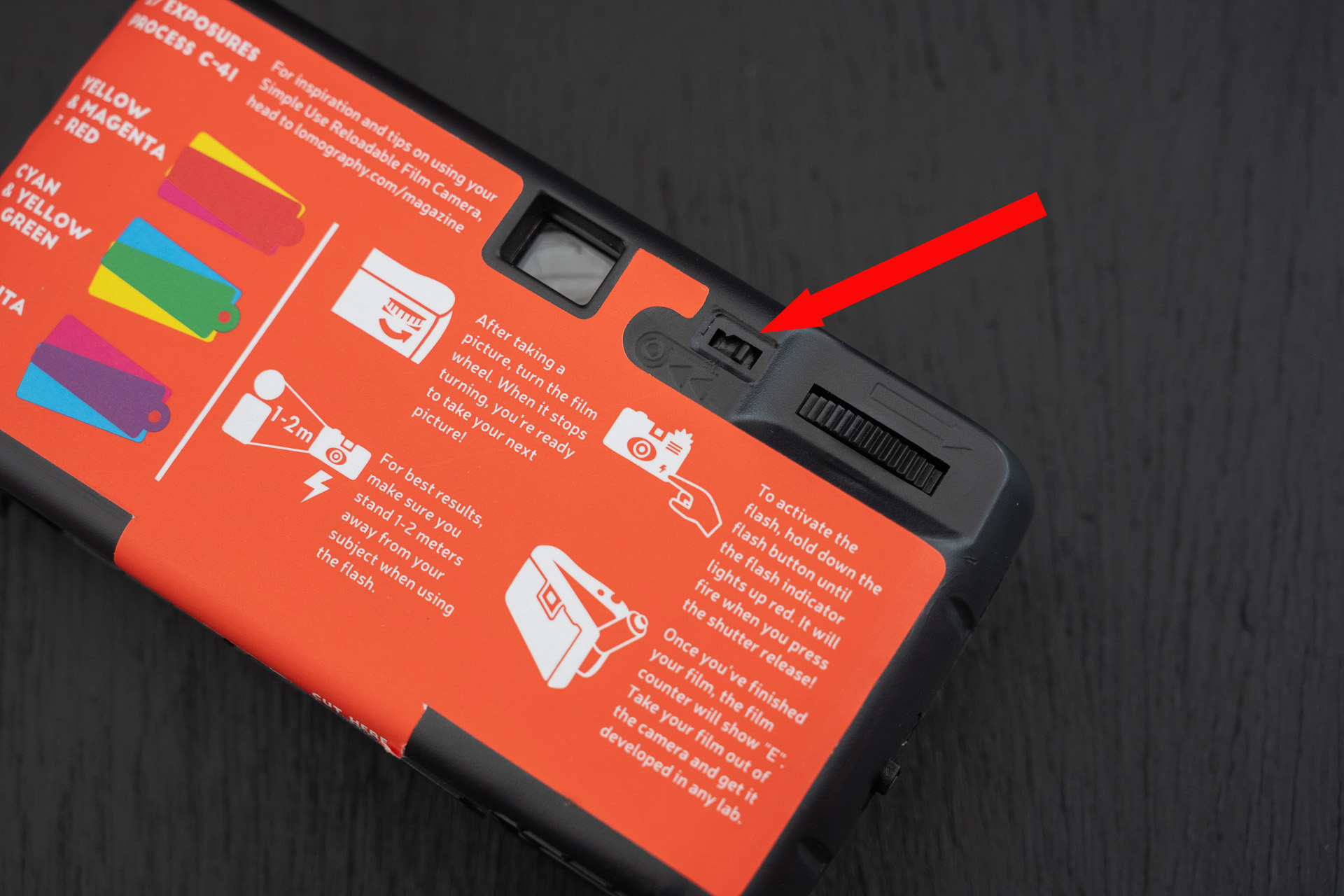 フイルム巻き上げ時には赤矢印位置のスライドスイッチを左に押す