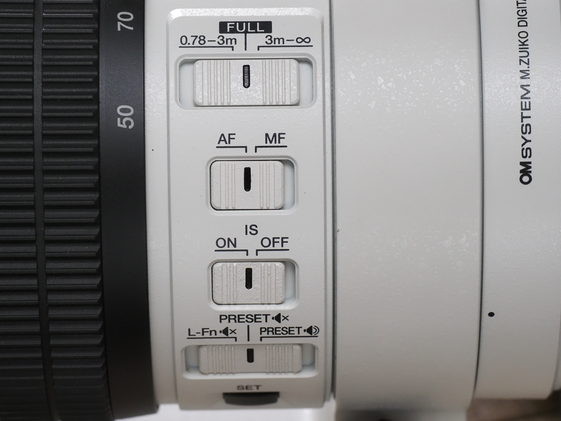 プリセットやフォーカスリミッター、ISのオンオフなど、撮影目的によって設定が可能ですが、筆者の撮影ではデフォルトのままで問題なく。