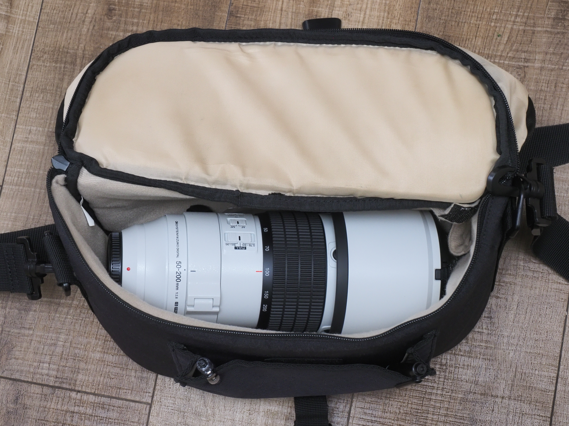 普段持ち歩く小さなカメラバッグにもすっぽり入りました。とにかく携行にとても便利なサイズであります。