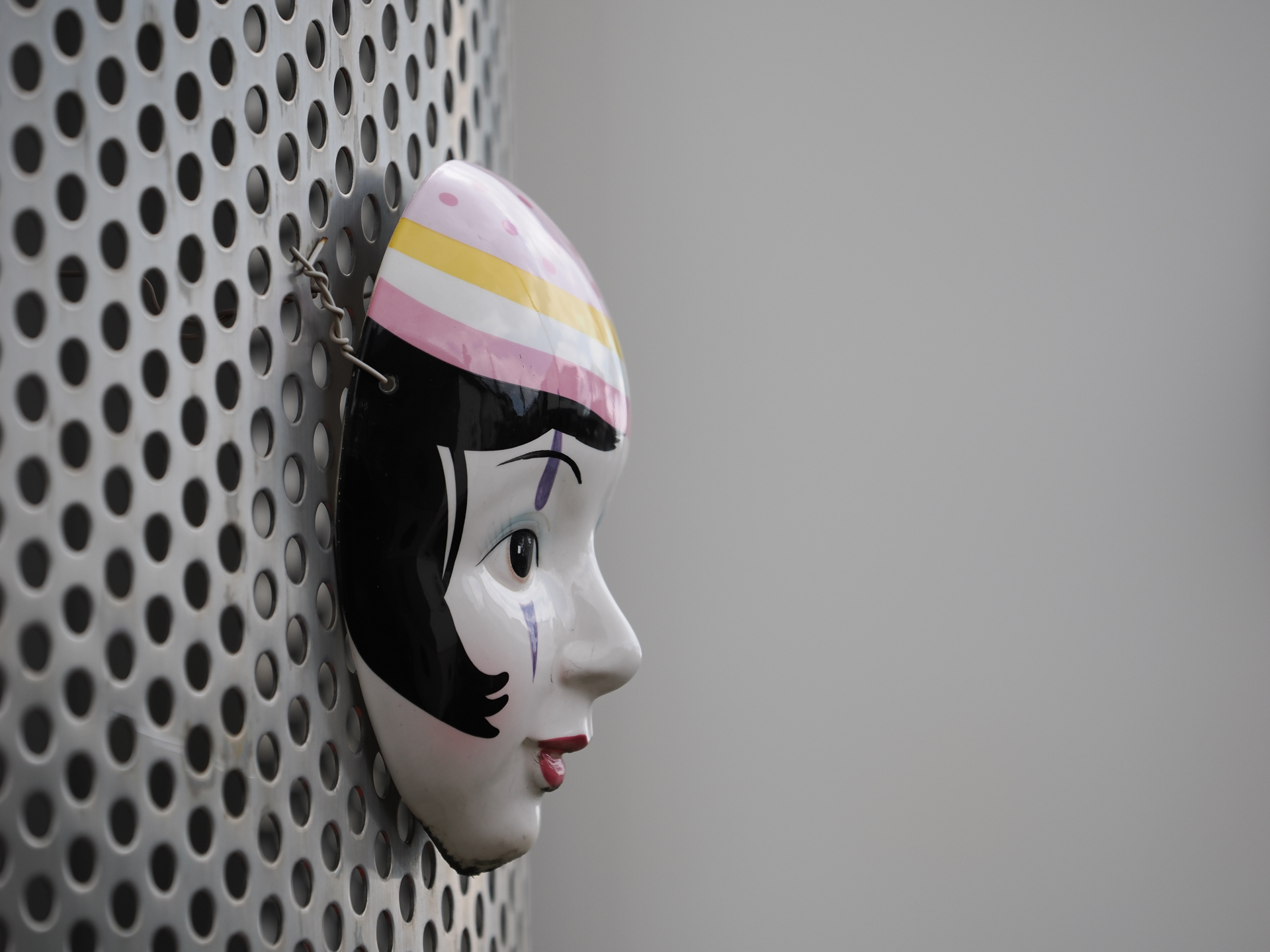 街のオブジェ。この角度ですと残念ながら顔認識は反応しませんでした。描写はツッコミどころなく素晴らしいです。<br><span class="fnt-85">OM SYSTEM OM-1／M.ZUIKO DIGITAL ED 50-200mm F2.8 IS PRO／200mm（400mm相当）／絞り優先AE（1/1,600秒、F2.8、±0.0EV）／ISO 200</span>