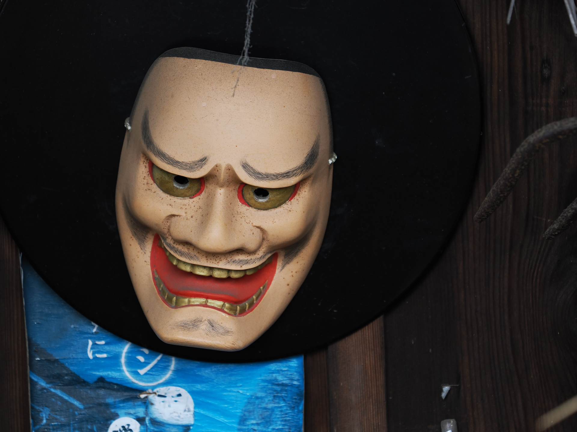 屋内にあったお面。この状況では顔認識は機能しました。安心感のある描写です。<br><span class="fnt-85">OM SYSTEM OM-1／M.ZUIKO DIGITAL ED 50-200mm F2.8 IS PRO／200mm（400mm相当）／絞り優先AE（1/800秒、F2.8、−0.7EV）／ISO 400</span>