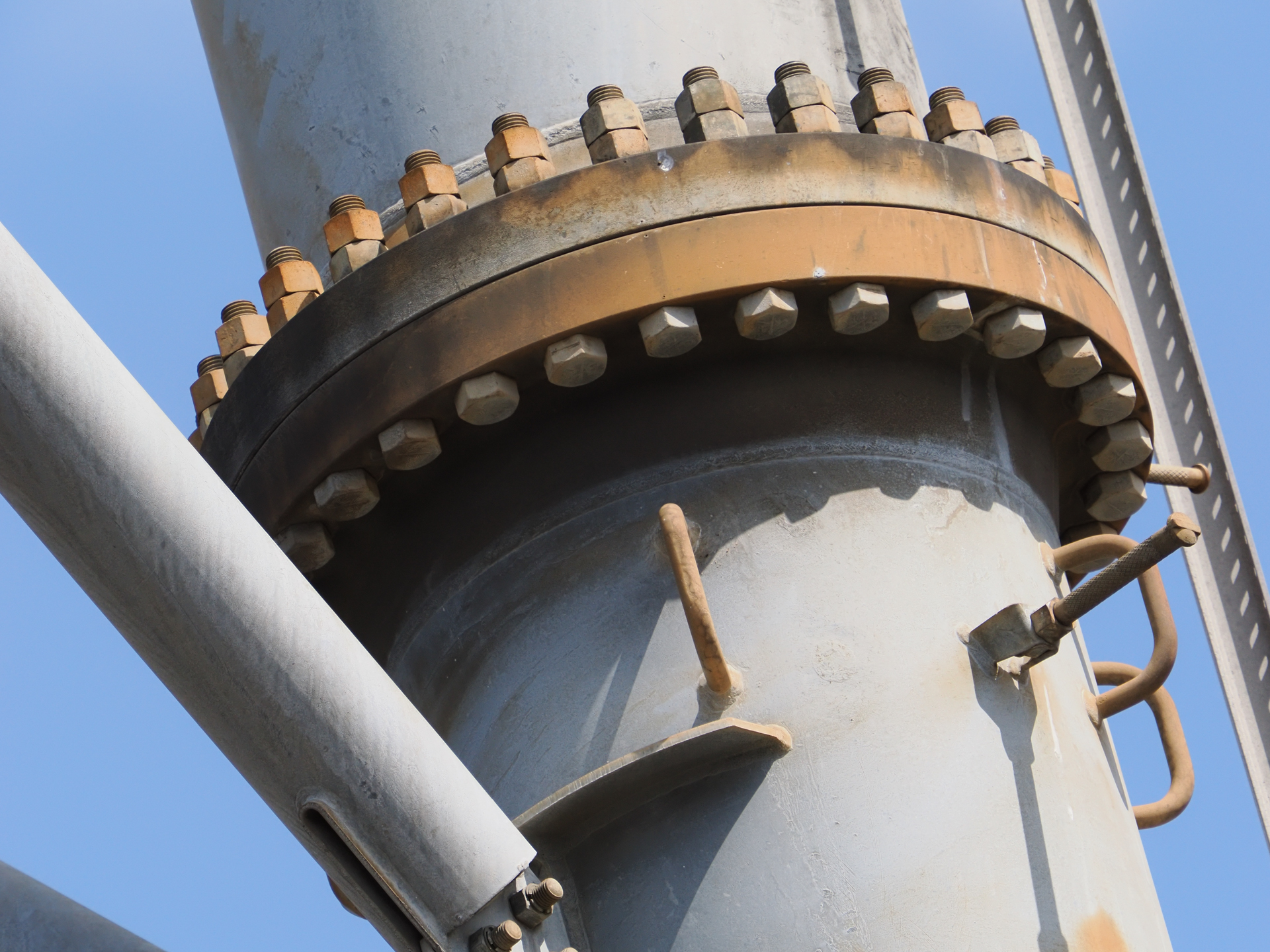 35mm判での換算で800mm相当のレンズを街中で振り回すとなれば、被写体を選んでしまうわけで、今回は鉄塔を選んでみましたが、おそろしくシャープに撮れるわけです。<br><span class="fnt-85">OM SYSTEM OM-1／M.ZUIKO DIGITAL ED 50-200mm F2.8 IS PRO＋MC-20／400mm（800mm相当）／絞り優先AE（1/1,600秒、F8.0、−0.7EV）／ISO 800</span>