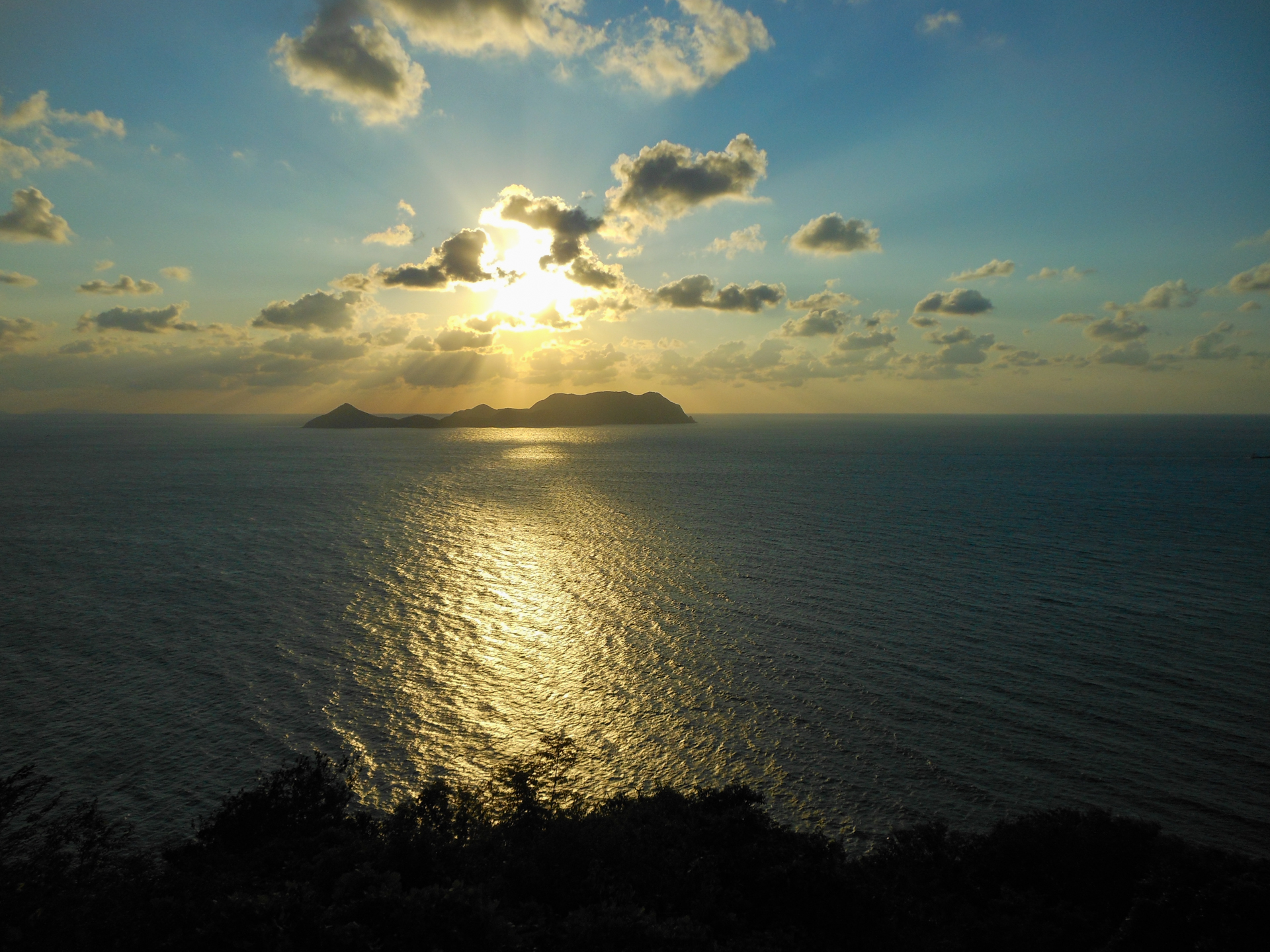 千葉からバイクで14時間かけてたどり着いた本州最西端の岬「毘沙ノ鼻」から、沈みゆく夕日を眺めた。これまでいろんな旅をして、いろんな街を見てきたけれど、その中でも特に印象に残っている光景かもしれない。それを忘れたくなくて写しとめたのが「COOLPIX S6200」だった