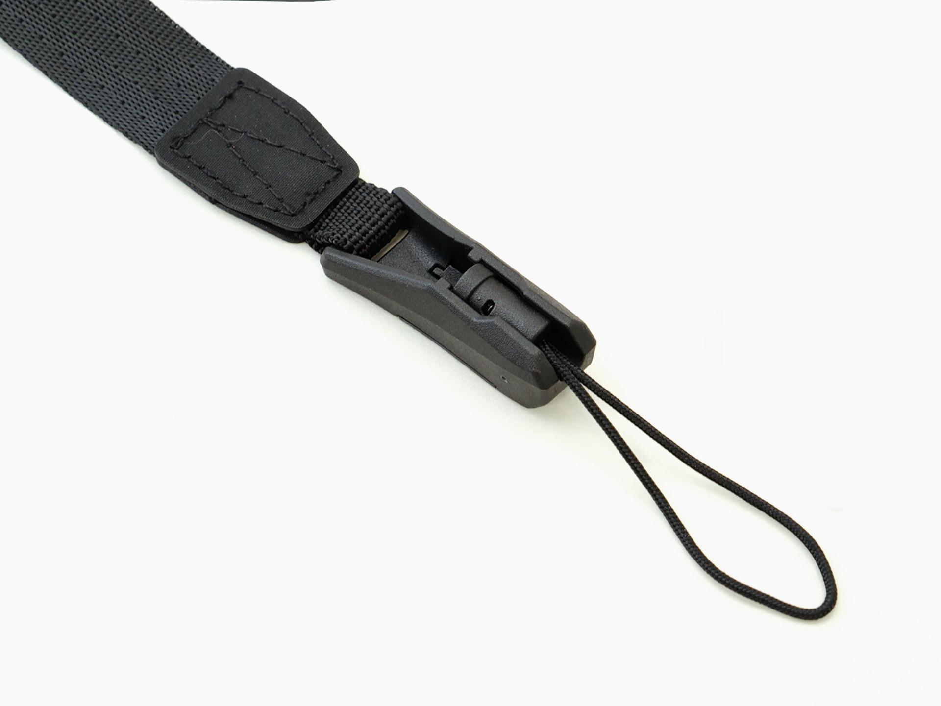 コネクターを装着。慣れれば片手で着脱できる。「カチッ」という音も心地よい