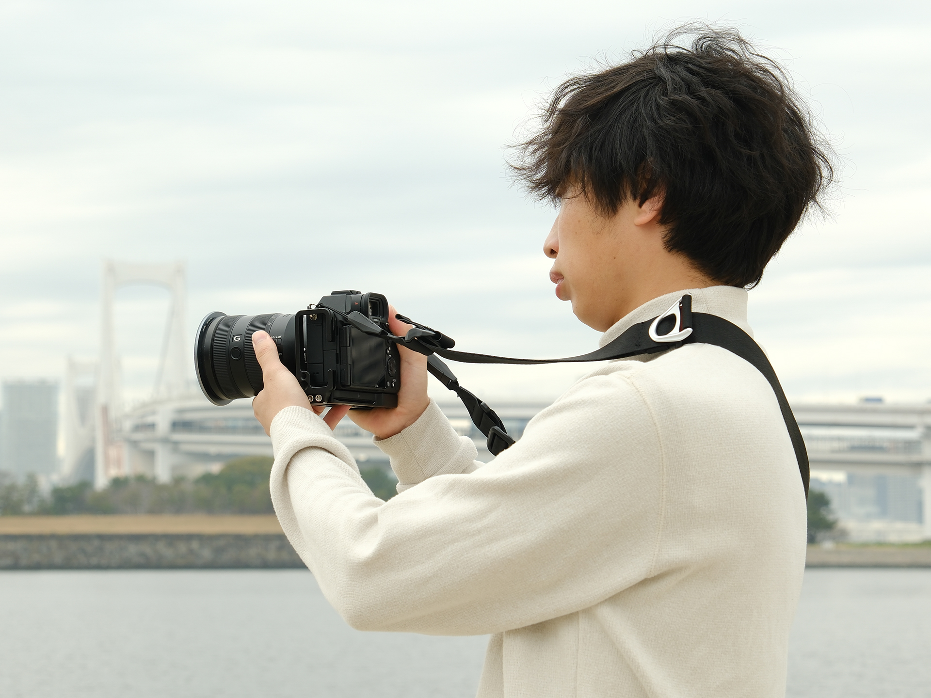 手持ちで撮影するときはストラップを装着