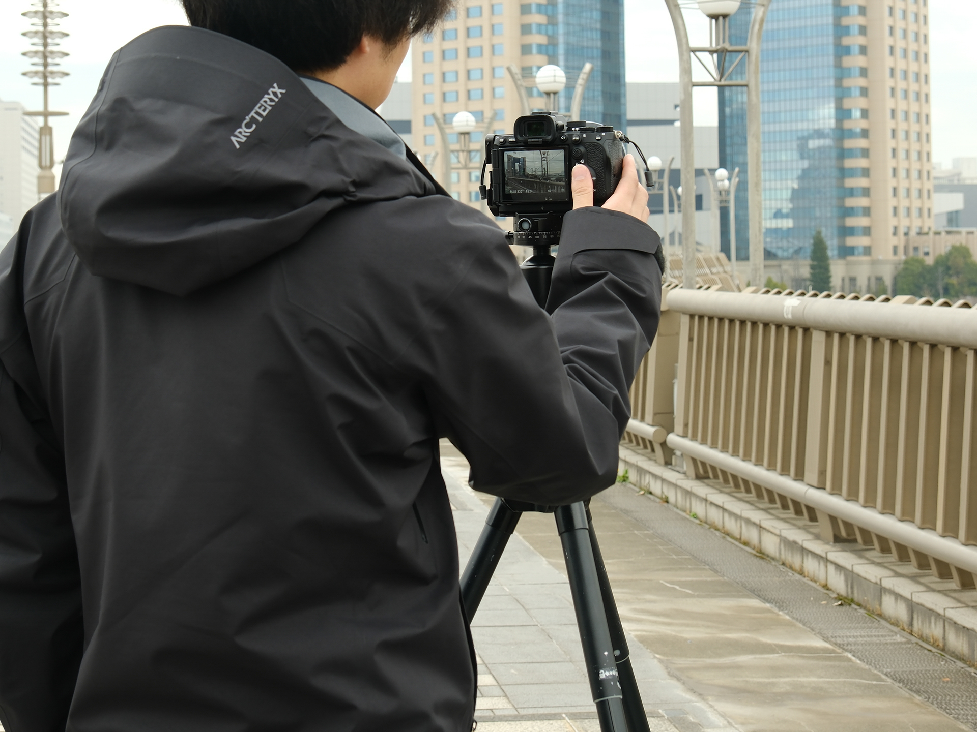 三脚を開いたらストラップを外す。この動作がスムーズに行える